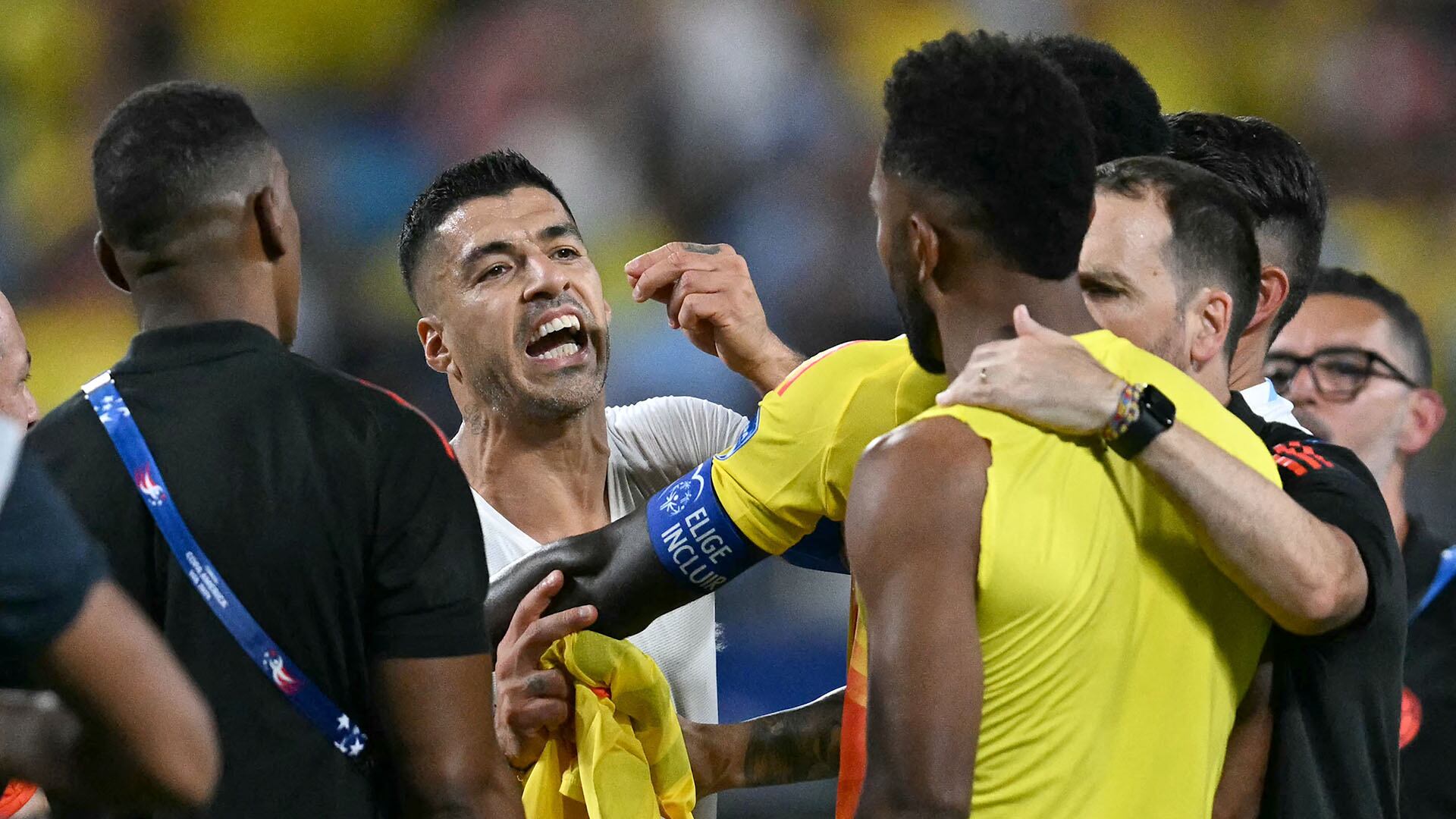 cruce entre Borja y Luis Suárez Uruguay vs Colombia