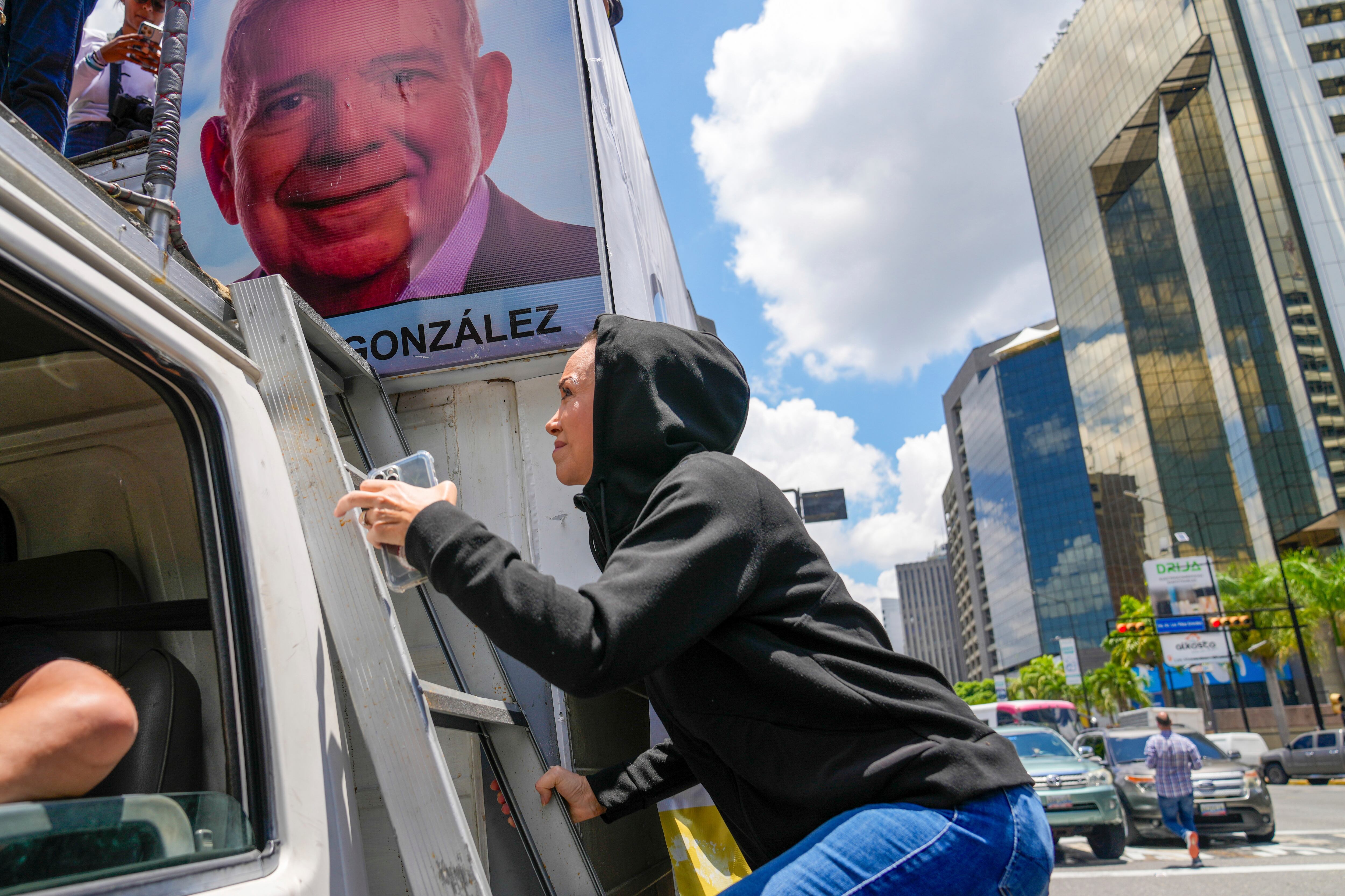 La líder opositora María Corina Machado volvió a llegar de incógnito, encapuchada, a la manifestación de este sábado (AP/Ariana Cubillos)