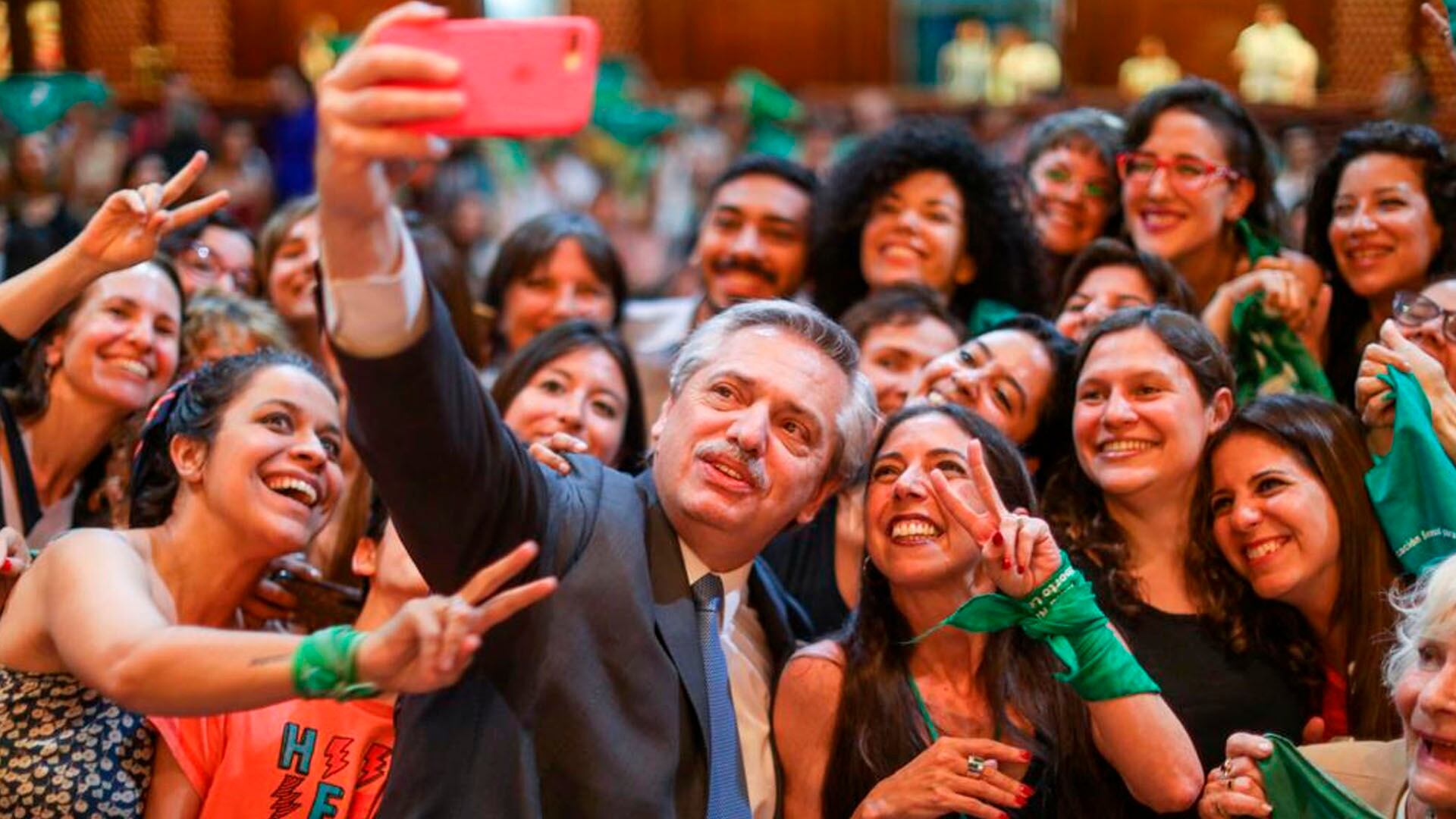 Foto de archivo: Alberto Fernández junto a un colectivo de mujeres que militó por la sanción de la ley de aborto