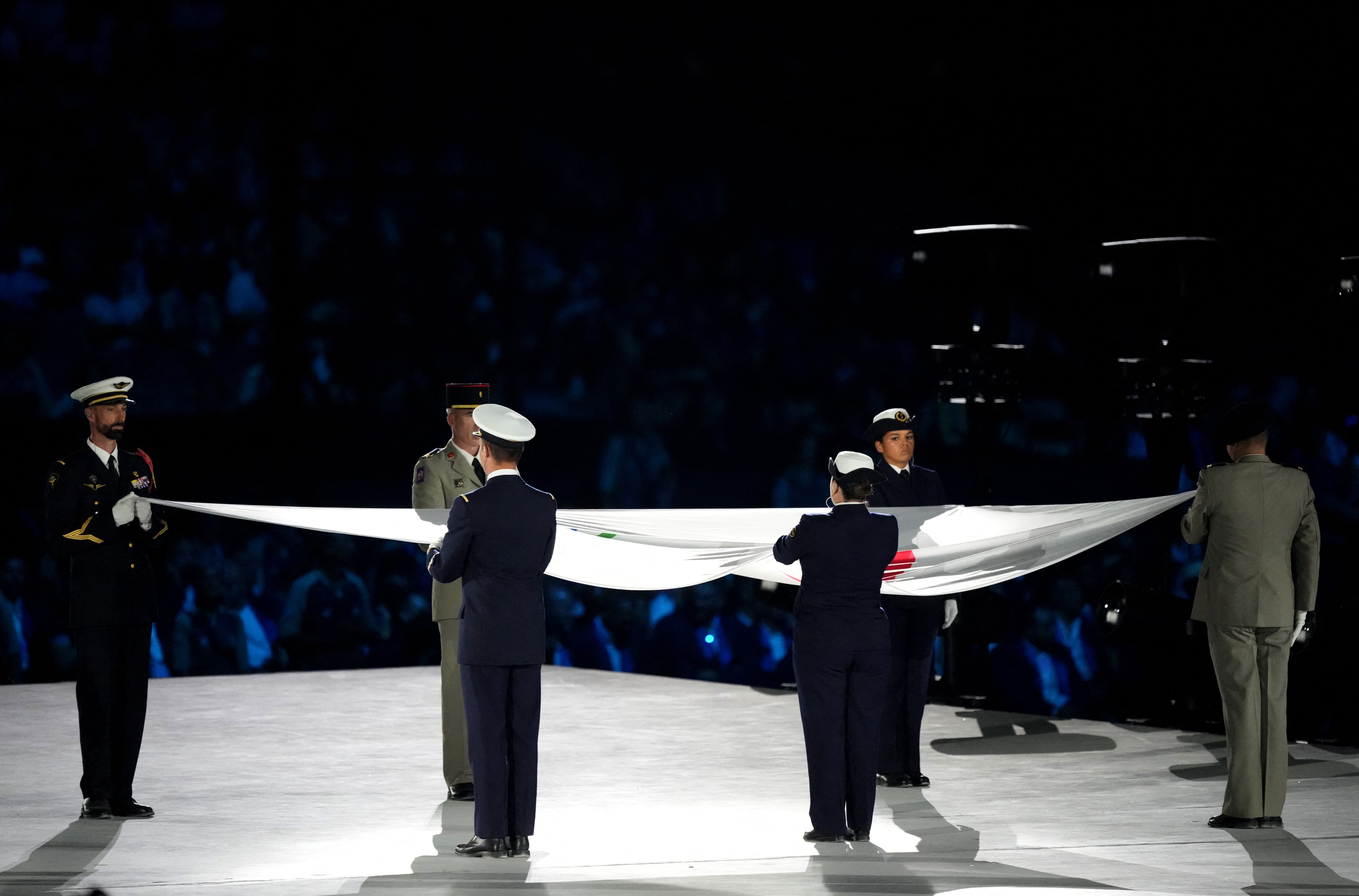 Este es el momento en que unos oficiales del ejército francés ingresan la bandera de los Juegos Paralímpicos - crédito Maja Smiejkowska/REUTERS