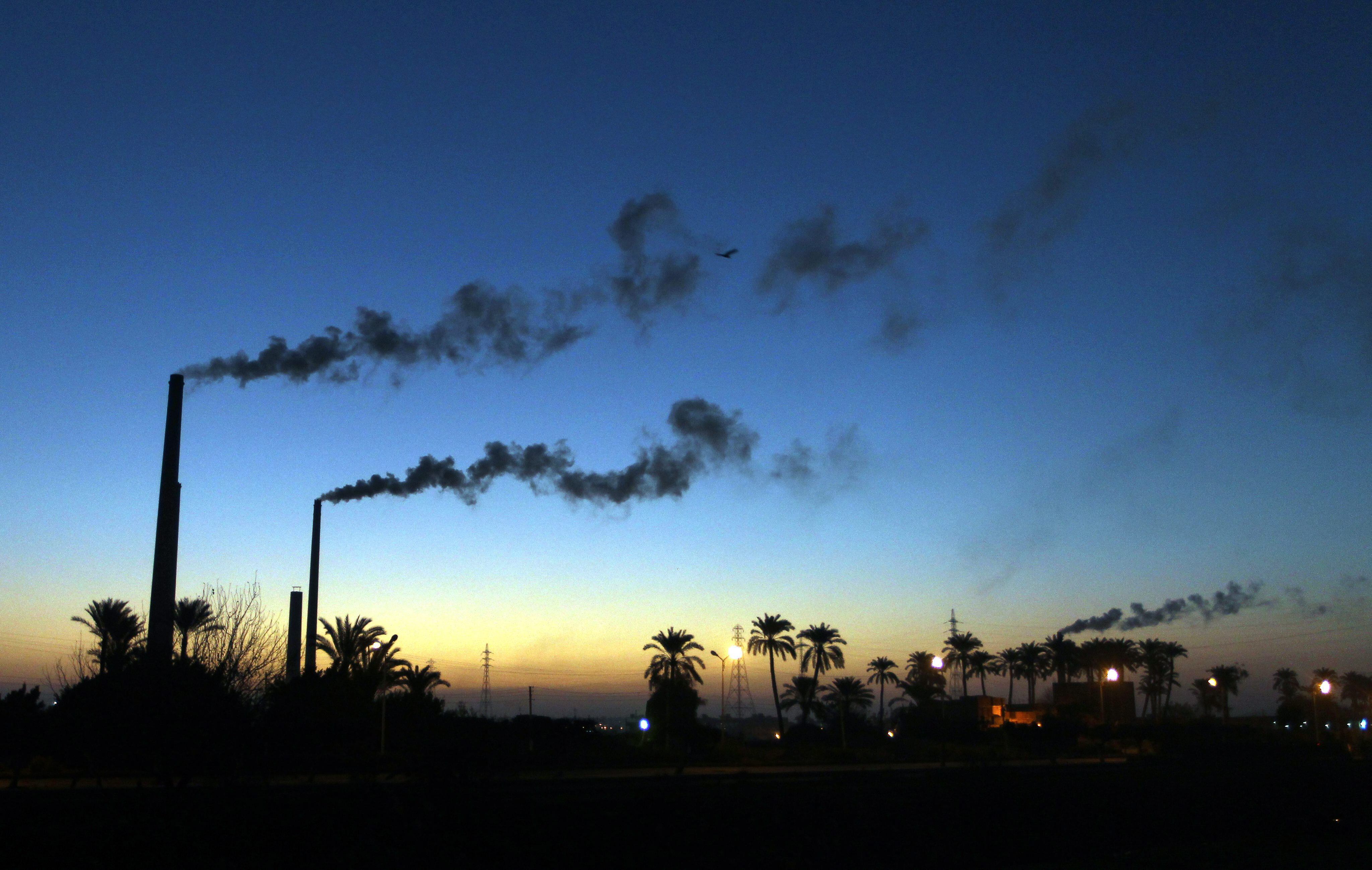 La contaminación ambiental sigue siendo un problema crítico en el mundo. Archivo EFE/ KHALED ELFIQI
