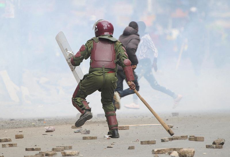 Un agente de policía tras utilizar gases lacrimógenos para dispersar a los manifestantes  (27 de junio de 2024. REUTERS/John Muchucha)