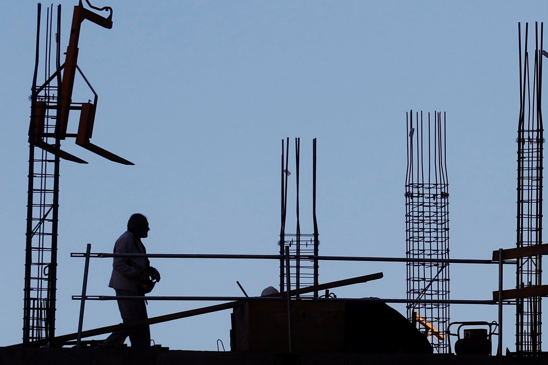 Un obrero trabaja en un edificio en construcción, en una fotografía de archivo. (EFE/Kai Försterling)
