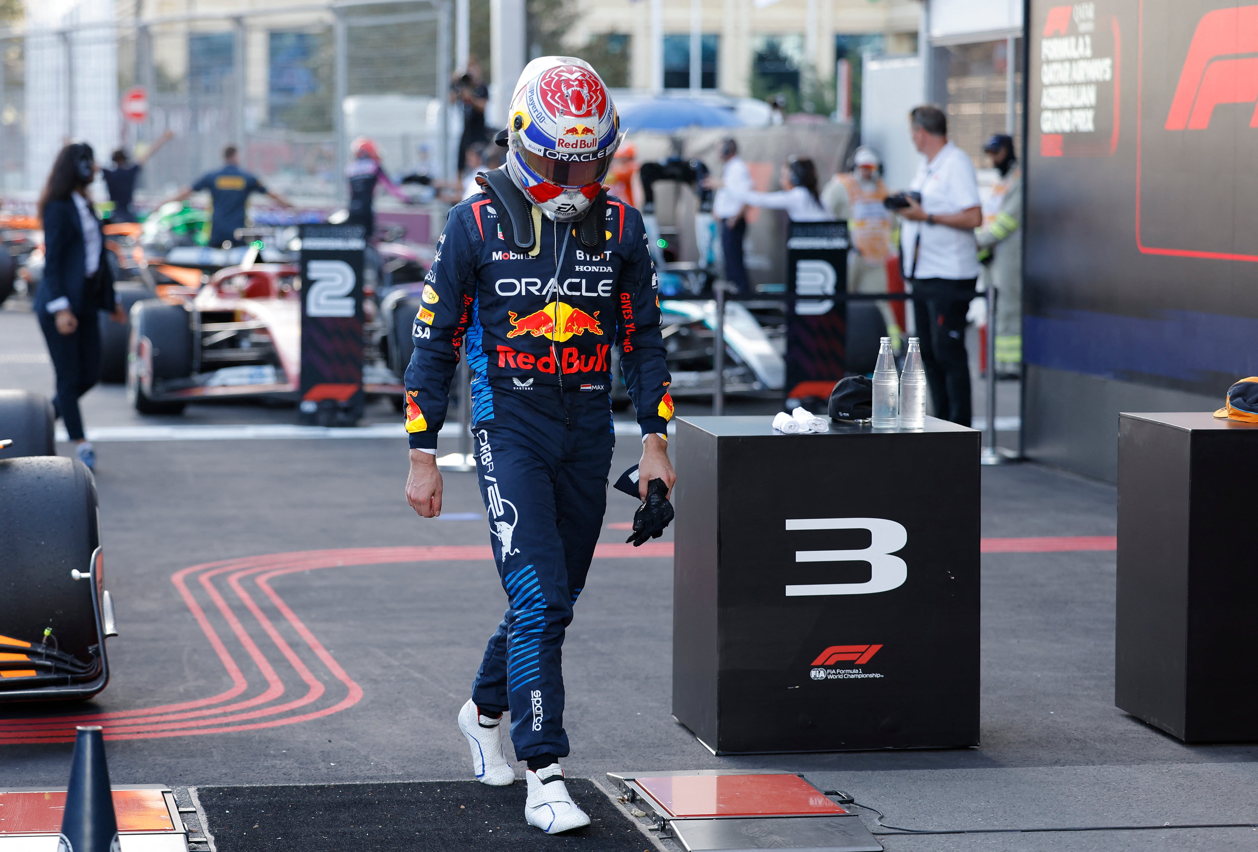 La reacción de Verstappen tras la carrera en Bakú (REUTERS/Maxim Shemetov)