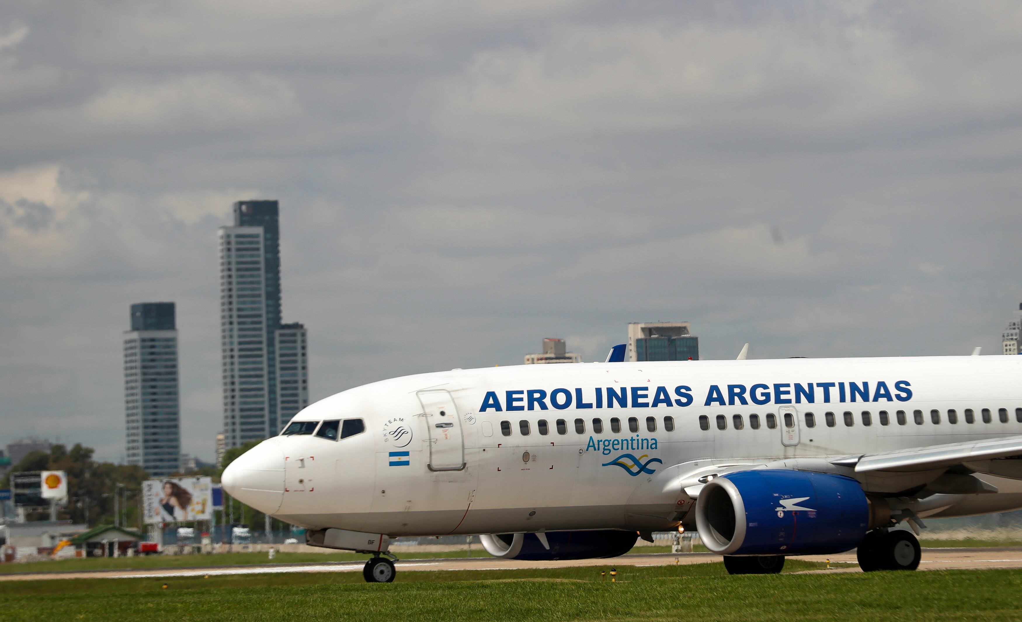 Importantes demoras en las partidas de Aerolíneas Argentinas desde el Aeroparque Jorge Newbery por una falla técnica. (EFE/David Fernández/ARCHIVO)
