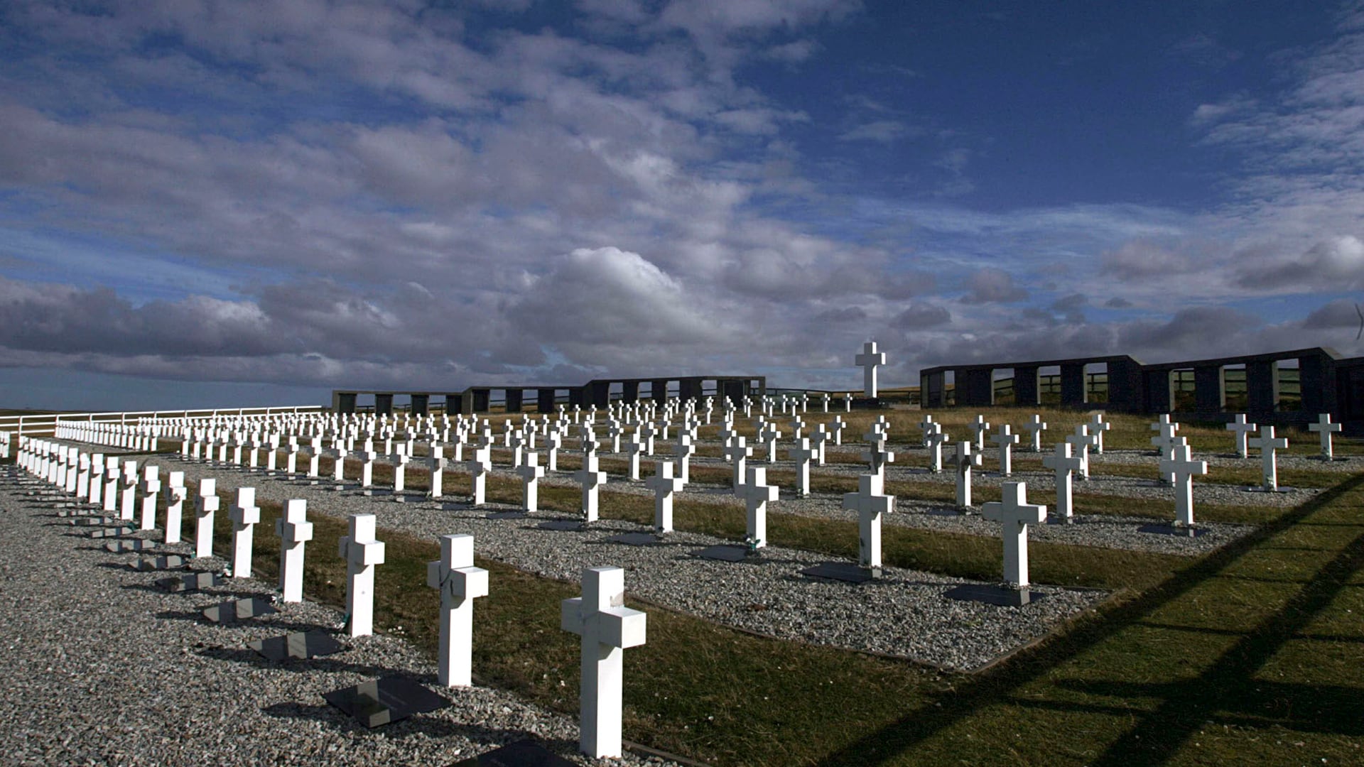 El proyecto humanitario tenía como objetivo identificar a los caídos argentinos cuyas cruces, en el cementerio de Darwin, llevaban la placa “Soldado argentino solo conocido por Dios”. (Archivo DEF)