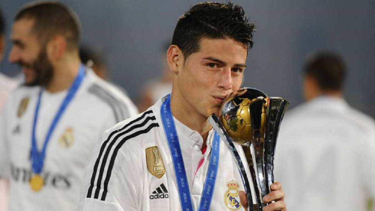 James Rodríguez con el título del Mundial de Clubes conseguido en 2014 - crédito Real Madrid