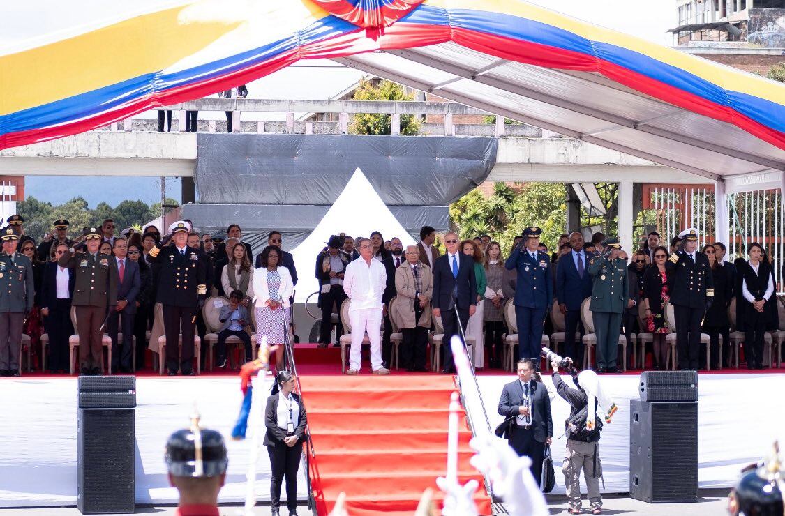 Aunque tarde, el presidente hizo presencia en el desfile - crédito Presidencia