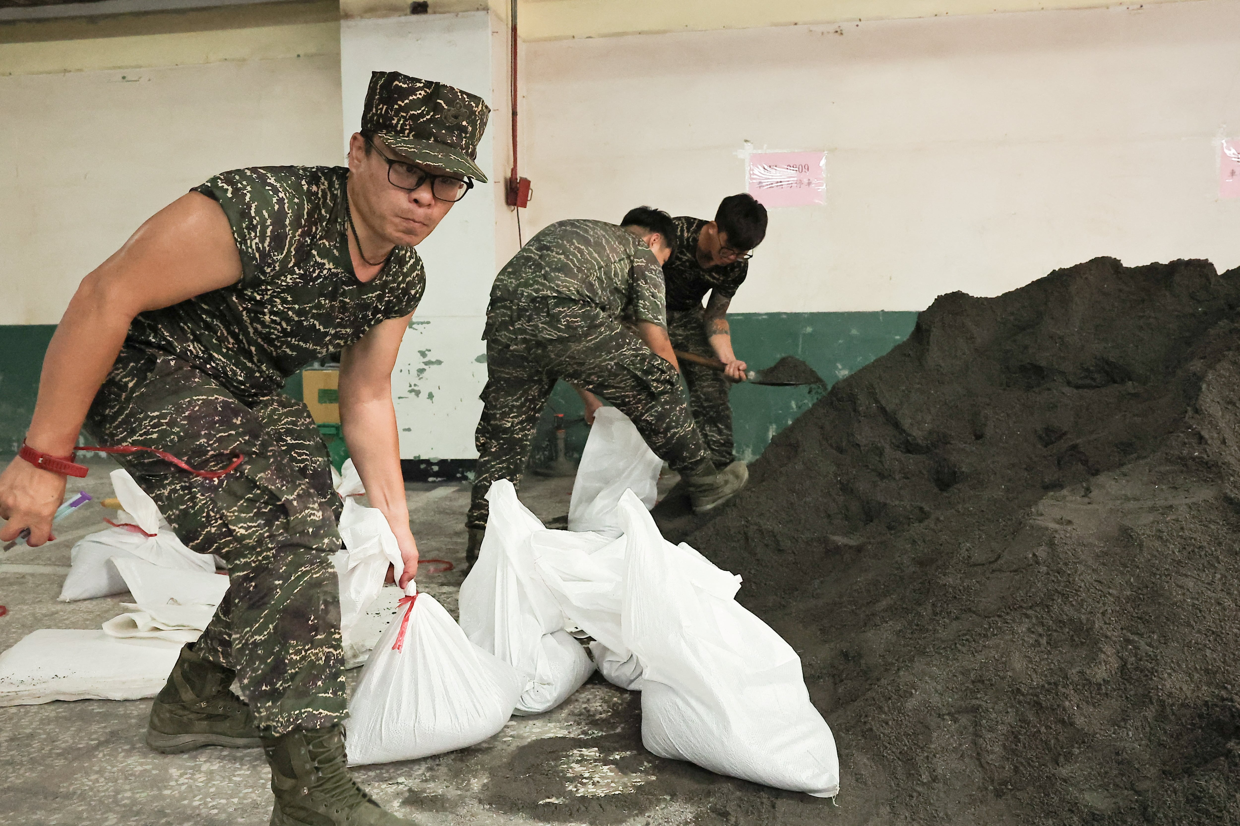 Ejército taiwanés despliega 10.000 efectivos y 420 equipos de maquinaria para desastres. (REUTERS/Ann Wang)