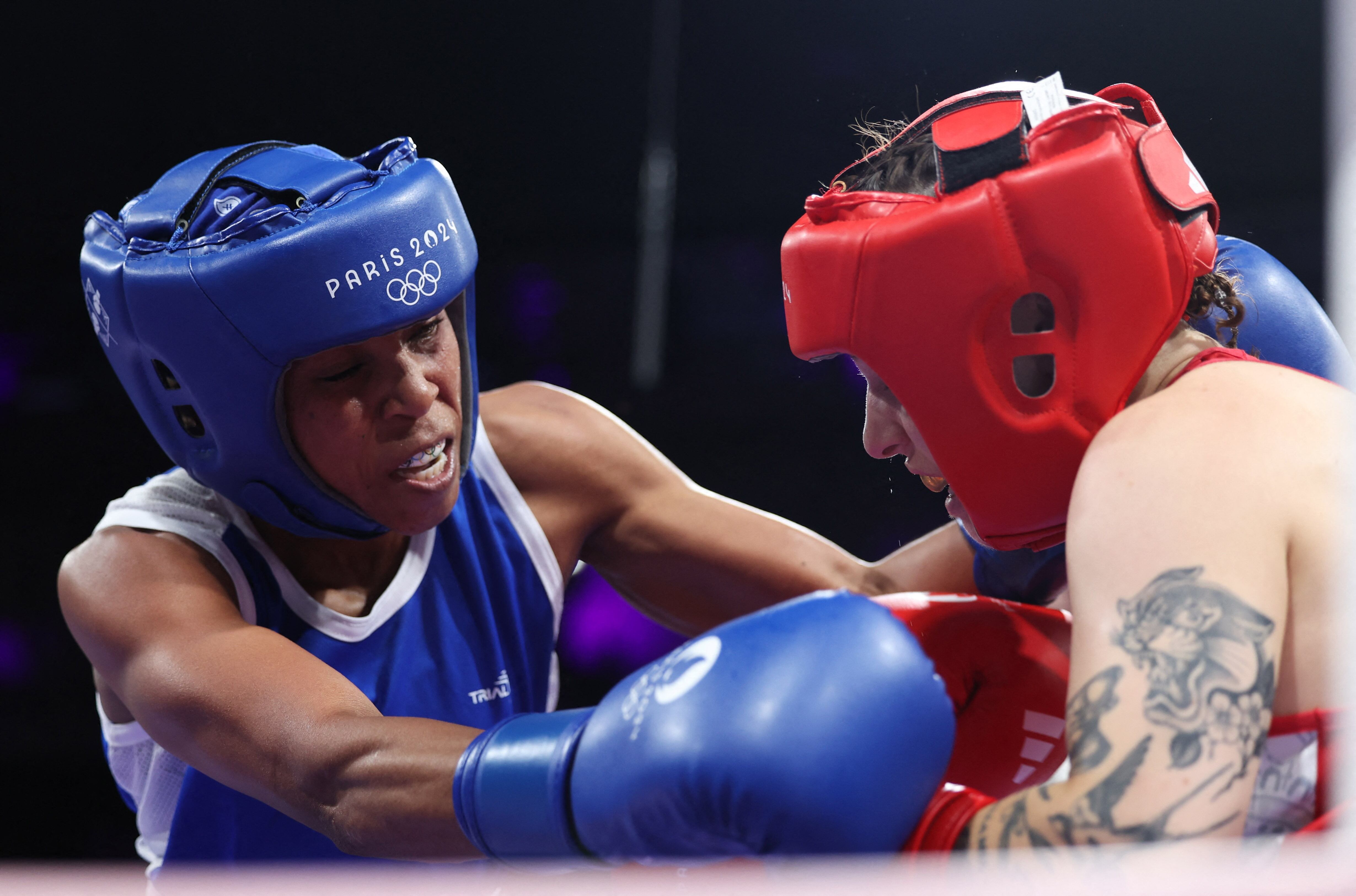 Monique Suraci e Ingrit Valencia en el combate por la categoría de 50 kilógramos  - crédito Isabel Infantes /REUTERS 