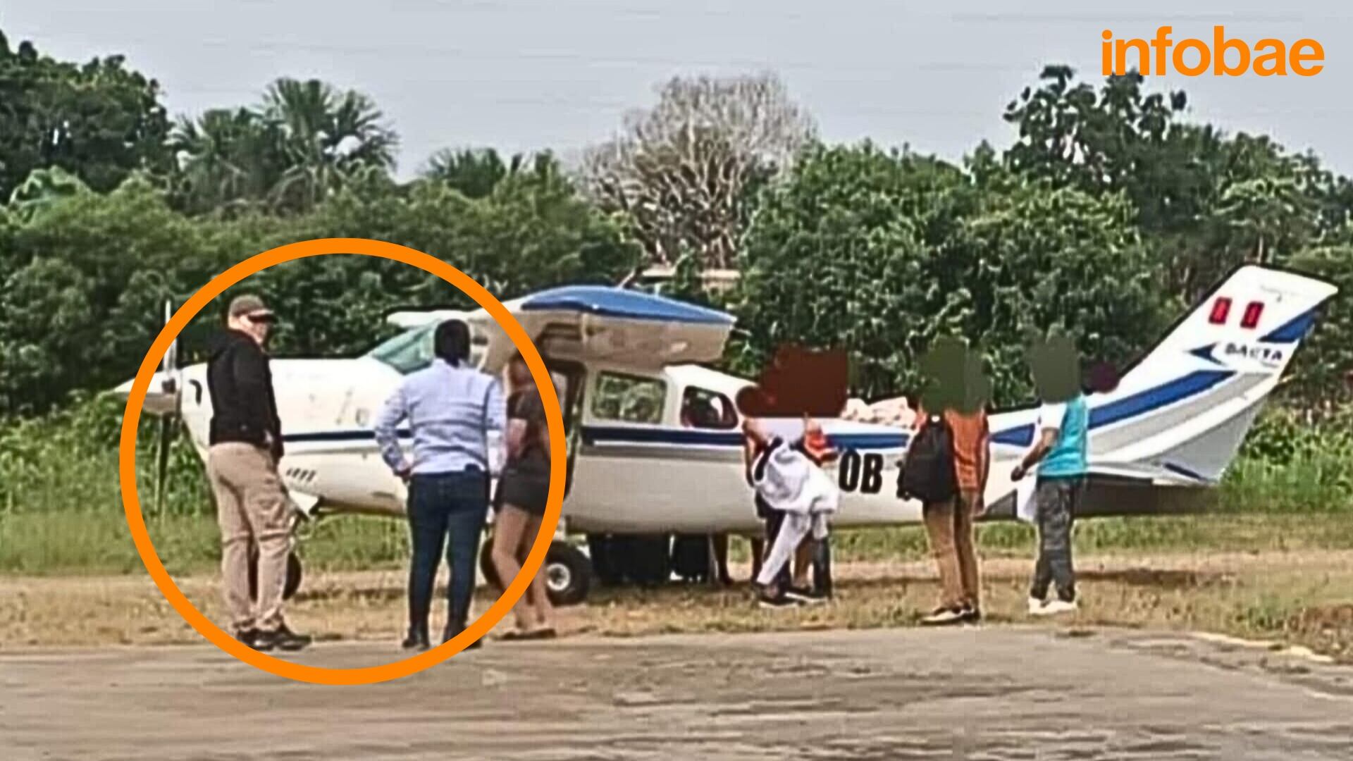 Foto de dos de los delincuentes esperando nuevamente subir a la avioneta