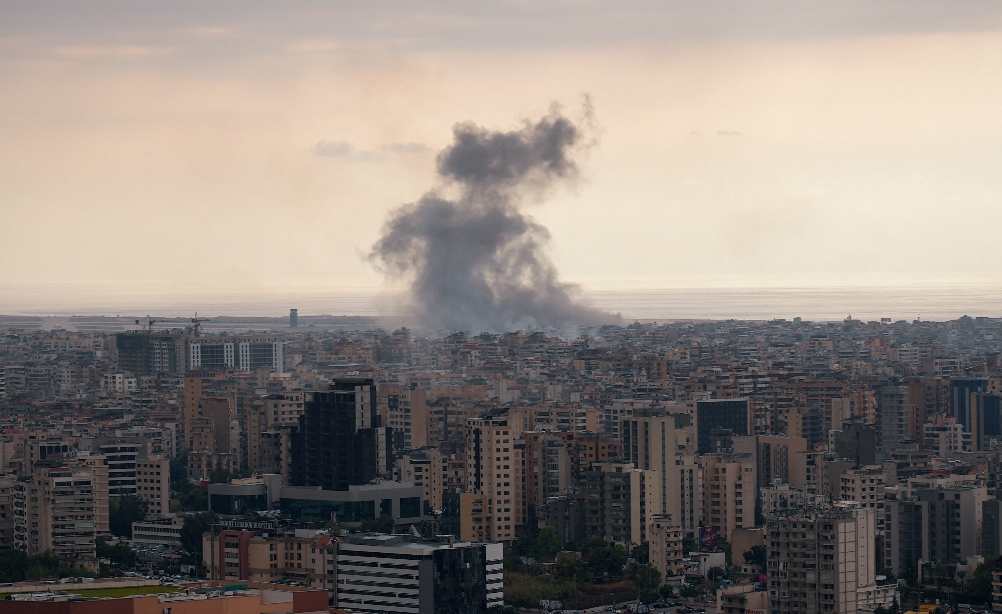 El humo se eleva desde los suburbios sur de Beirut tras un ataque israelí este lunes (REUTERS/Joseph Campbell)