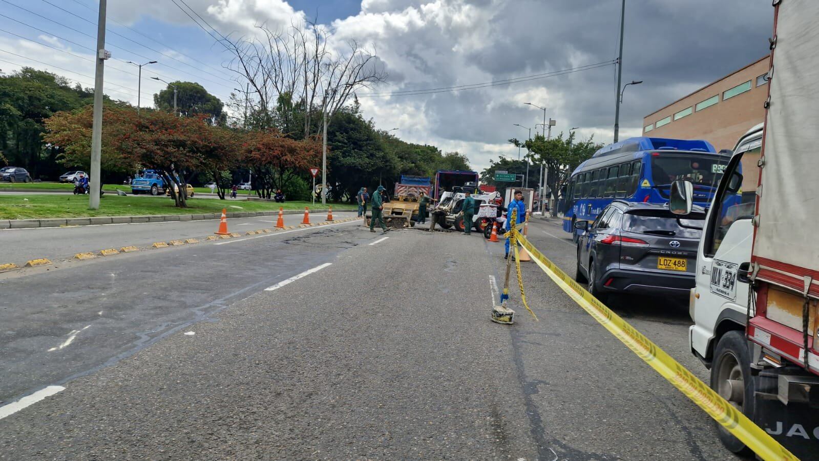 Las autoridades atienden los dos puntos y le recuerdan a los actores viales conducir con precaución para evitar accidentes por cuenta de las lluvia que se registran en varios puntos de la capital - crédito @BogotaTransito/X