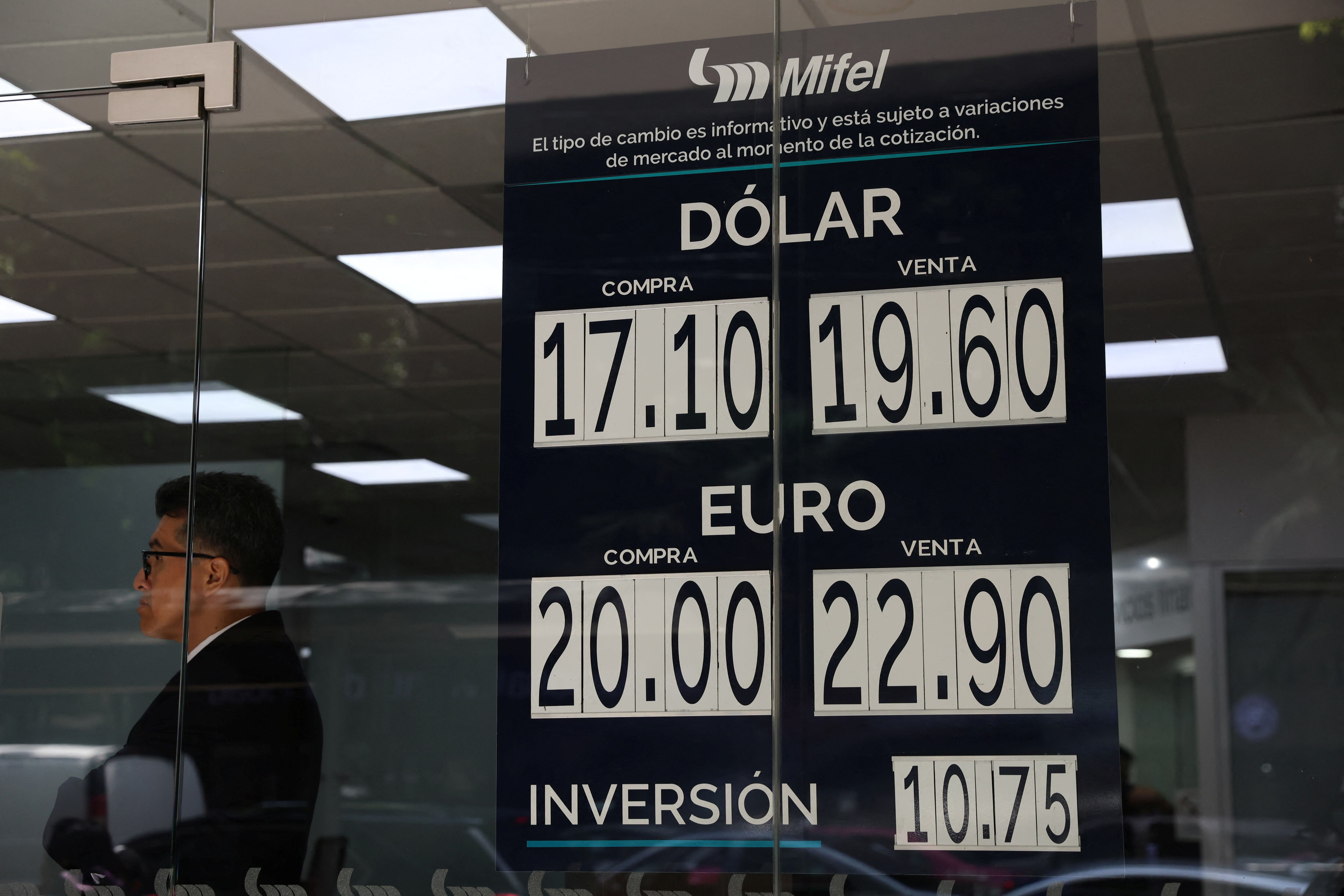 El euro y el dólar son dos de monedas extranjeras de mayor demanda en  México. (REUTERS/Luis Cortes)