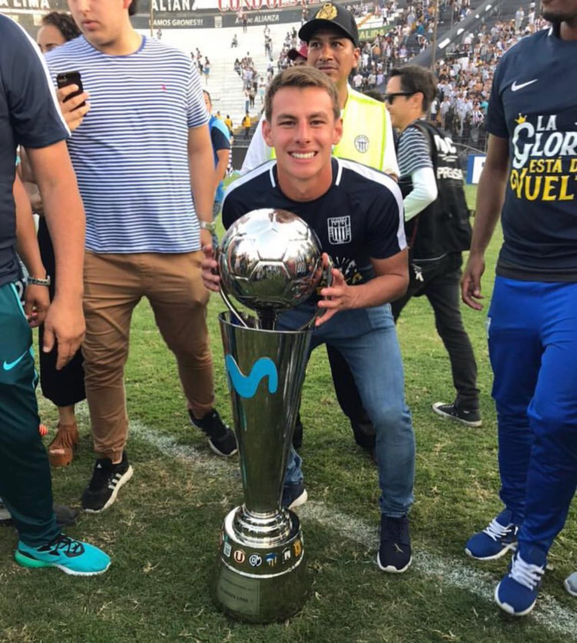 Juan Diego Li con el trofeo de campeón nacional con Alianza Lima el 2017. - créditos: Juan Diego Li