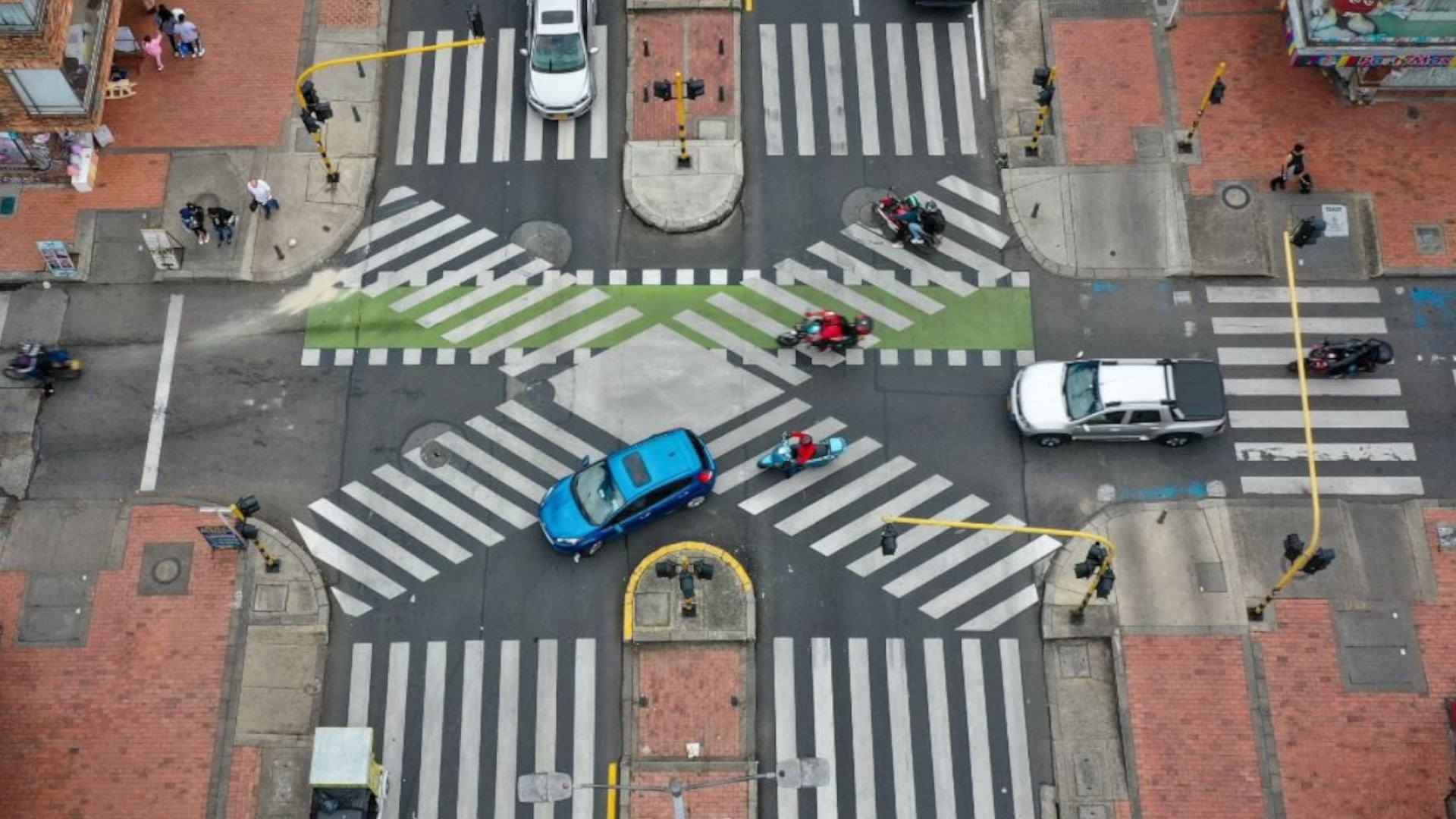 La señalización en la calle 53, entre las carreras 7ª y 60, fue mejorada para mejorar la movilidad en la zona. (Crédito: Secretaría de Movilidad de Bogotá)