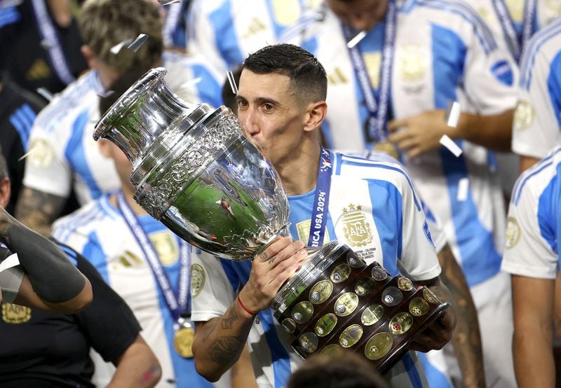 Ángel Di María besa la Copa América luego de vencer a Colombia en la final jugada en el Hard Rock Stadium de Miami el 15 de julio de 2024. Fue su último baile con la Selección Argentina (REUTERS/Agustin Marcarian)