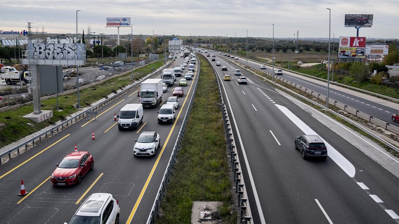 05/12/2023 Varios coches circulan por la autovía A5, a 5 de diciembre de 2023, en Madrid (España). La Dirección General de Tráfico (DGT) prevé 1,6 millones de desplazamientos de largo recorrido por las carreteras de la Comunidad de Madrid durante los próximos días festivos del puente de la Constitución y de la Inmaculada, y pone en marcha el operativo especial desde este martes a las 15.00 horas y hasta la medianoche del próximo domingo 10 de diciembre. La previsión de desplazamientos de Tráfico para estos días festivos por toda la red viaria española llega a 7.830.000 desplazamientos de largo recorrido, lo que supone un incremento del 17,13% con respecto a los datos reales de 2022 y del 10,04% frente a los de 2017, último año en el que las festividades coincidieron con un miércoles y un viernes, igual que en esta ocasión.
POLITICA 
A. Pérez Meca - Europa Press