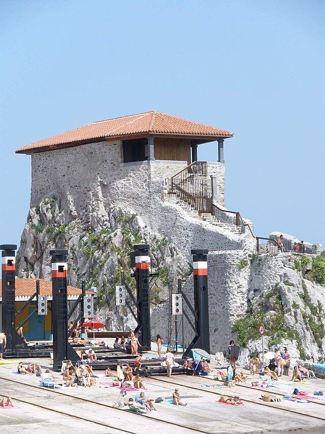 Ermita de Santa Ana, Castro Urdiales (Wikimedia Commons)