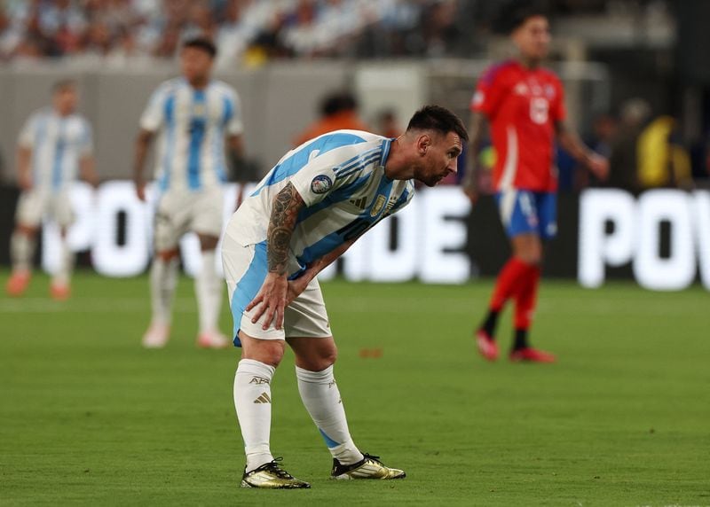 Lionel Messi se toca el muslo derecho durante el partido de la Copa América entre Argentina y Chile (REUTERS/Agustin Marcarian)