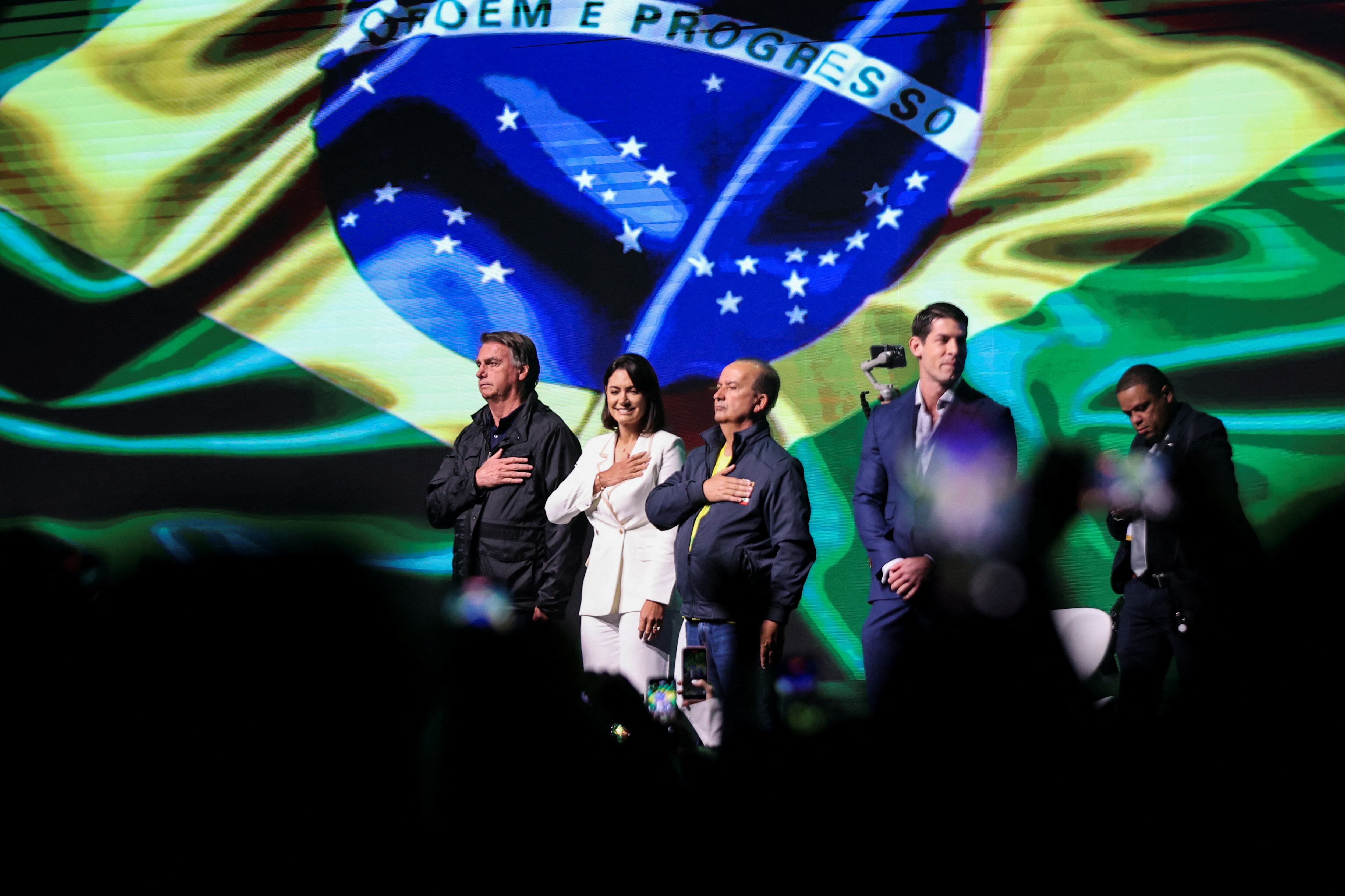 Jair Bolsonaro, junto a su esposa Michelle y el gobernador de Santa Catarino, Jorginho Mello (REUTERS/Anderson Coelho)