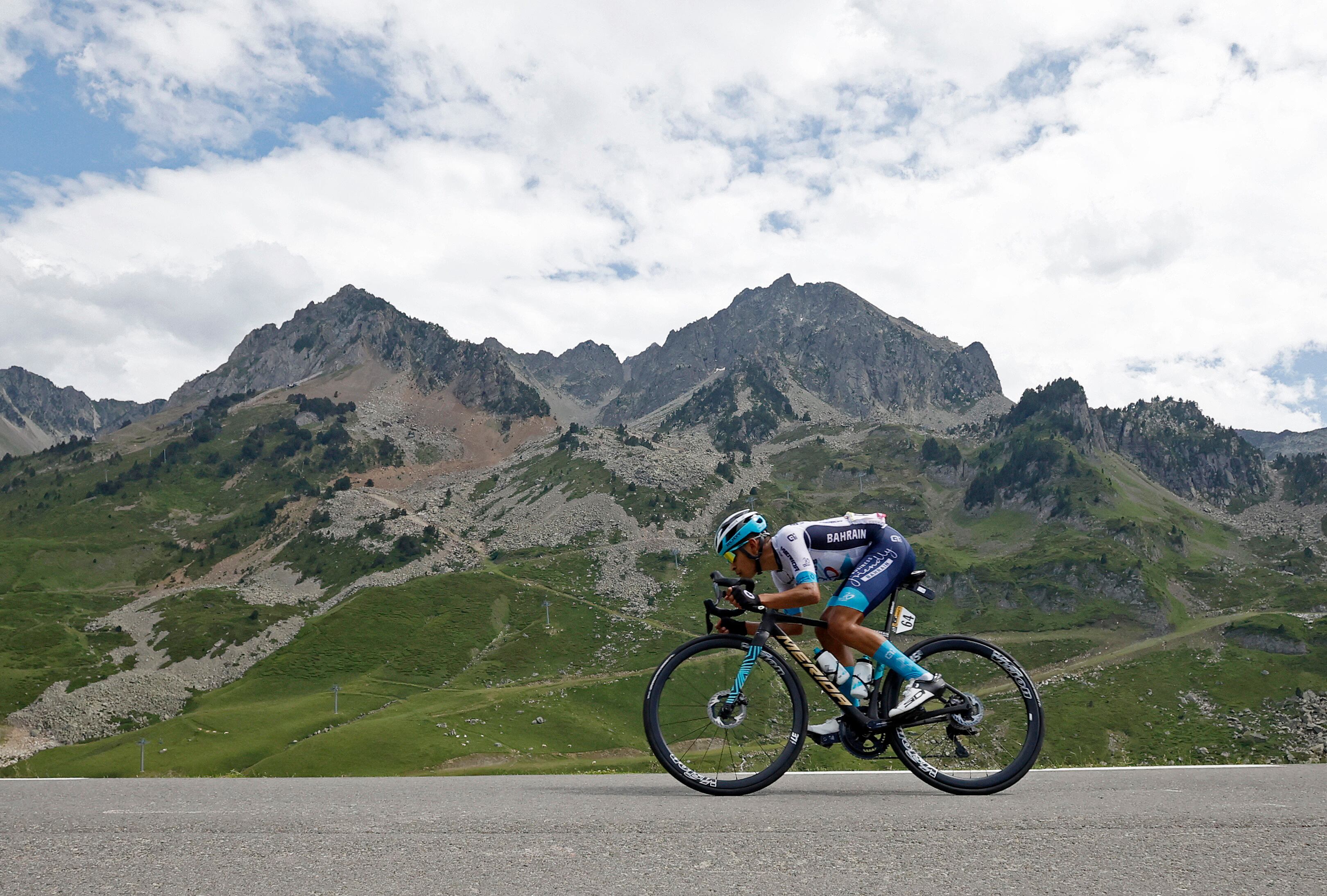 Santiago Buitrago en acción durante la etapa 14 del Tour de Francia. Actualmente en su primer Tour, obtiene el Top 10 de la general - crédito Stephane Mahe / REUTERS