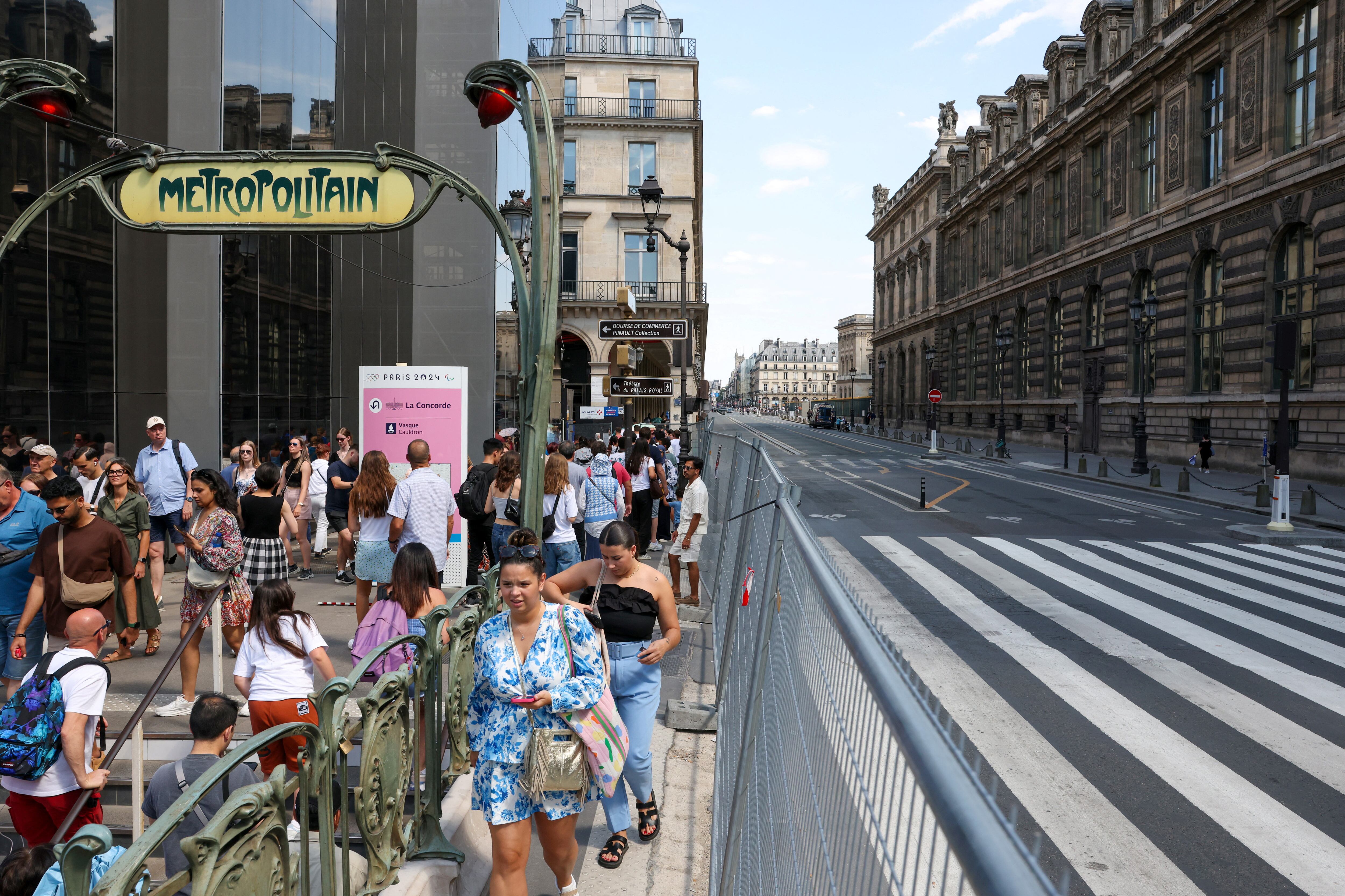 Accesos denegados. Por los Juegos Olímpicos, París está dividida con barricadas metálicas que restringen el acceso del público a determinados lugares de la capital francesa (REUTERS/Kevin Coombs)