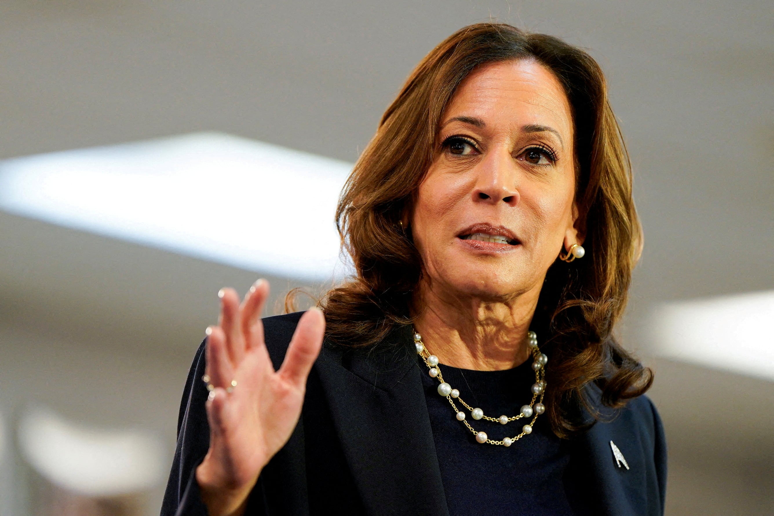 La vicepresidenta Kamala Harris es una de las políticas afectadas por comentarios abusivos. (REUTERS/Elizabeth Frantz)