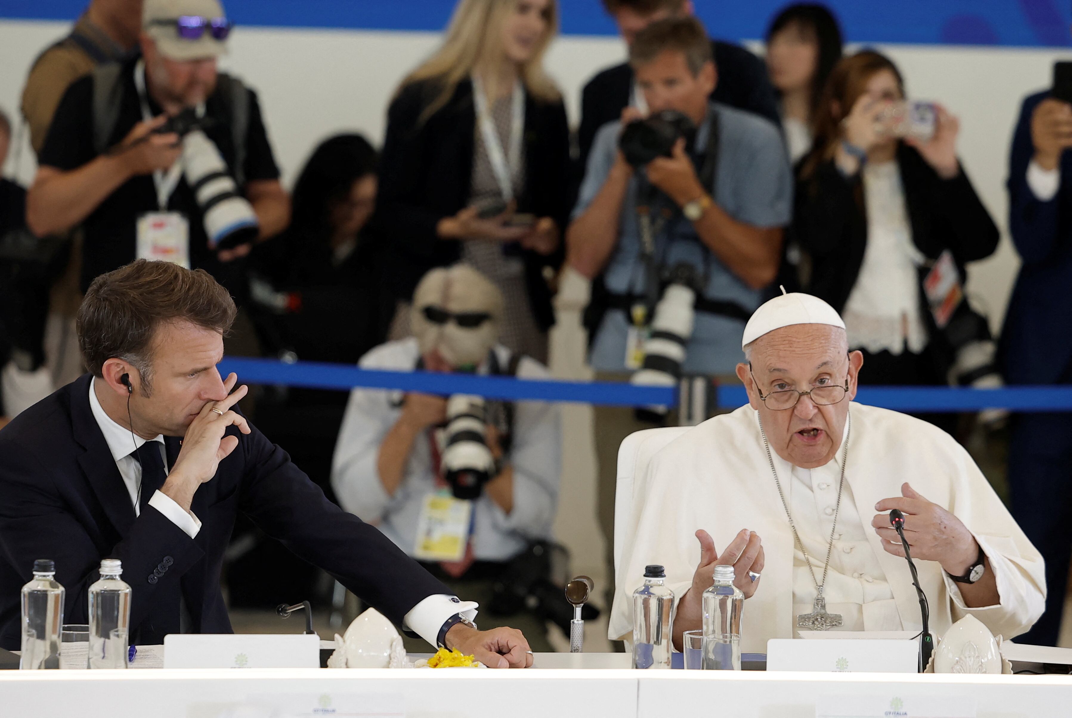 El papa Francisco en la sesión sobre inteligencia artificial en la Cumbre del G7. A su lado, lo escucha el presidente francés, Emmanuel Macron (REUTERS/Louisa Gouliamaki)