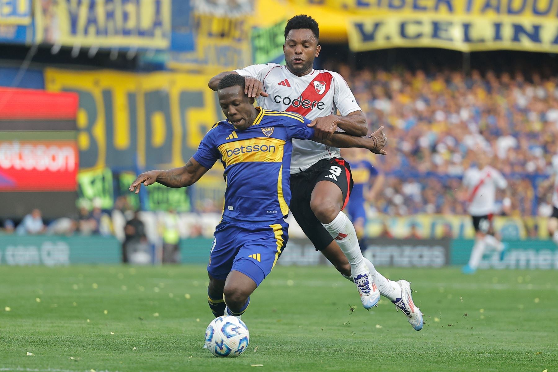 Luis Advíncula y el increíble cruce a Miguel Borja en superclásico argentino. - créditos: EFE