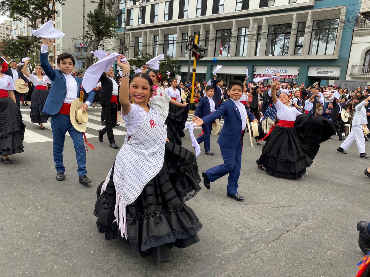 Gran desfile y Parada Militar en Perú por Fiestas Patrias | Infobae Perú / Clara Giraldo - Ricardo Mc Cubbin