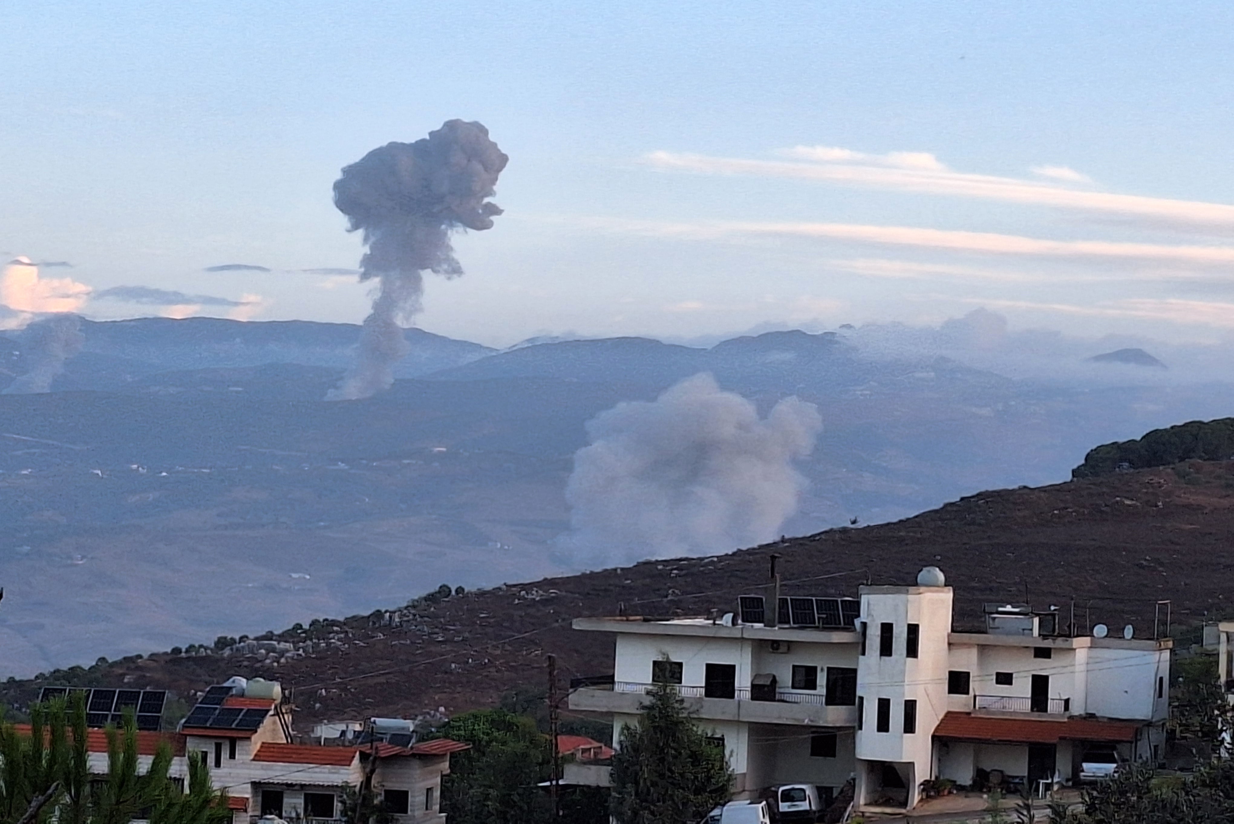 Al menos un muerto y 20 heridos en bombardeos israelíes contra diferentes áreas libanesas