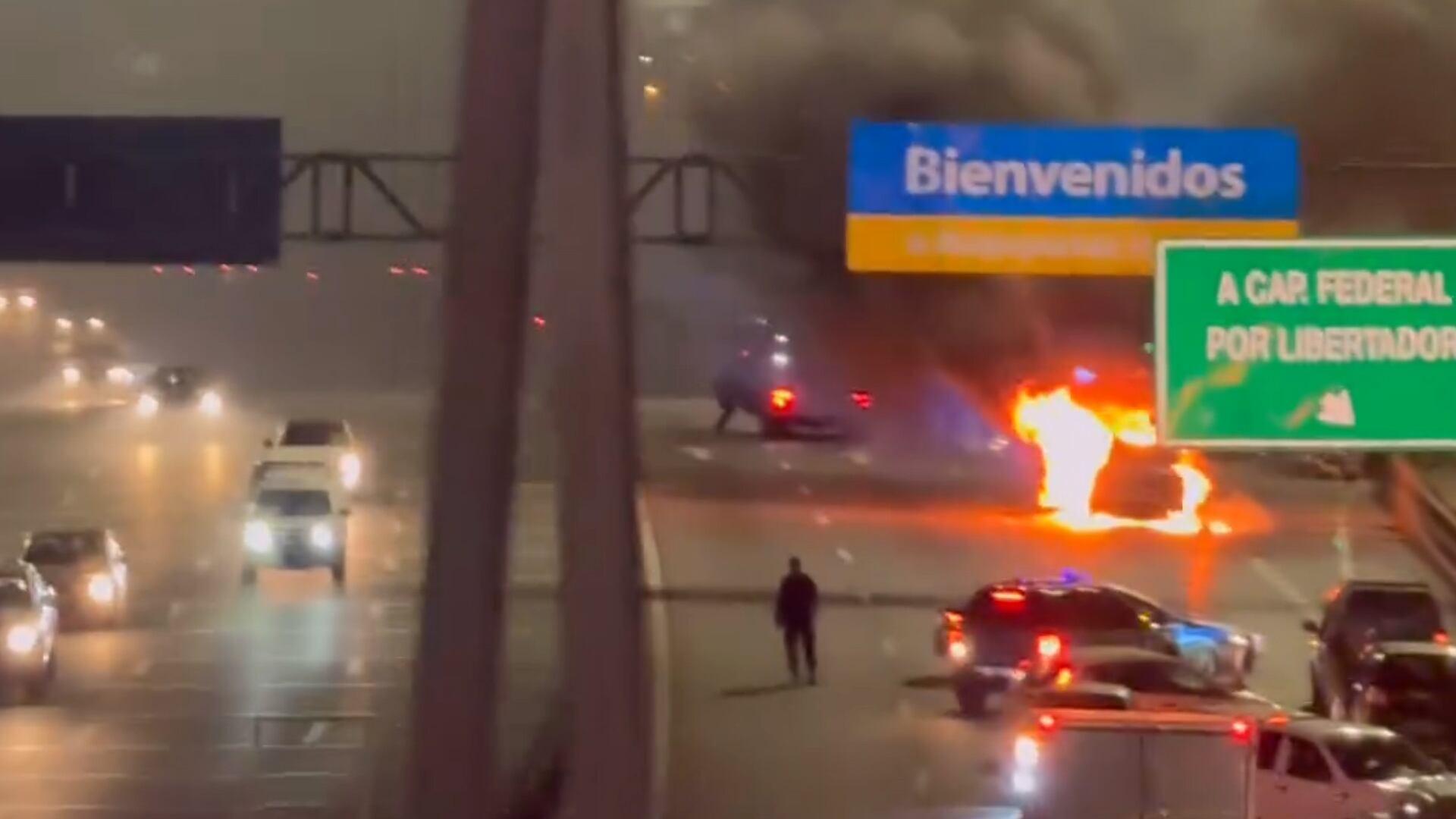 Un auto chocó y se incendió en General Paz: todos los carriles centrales están inhabilitados