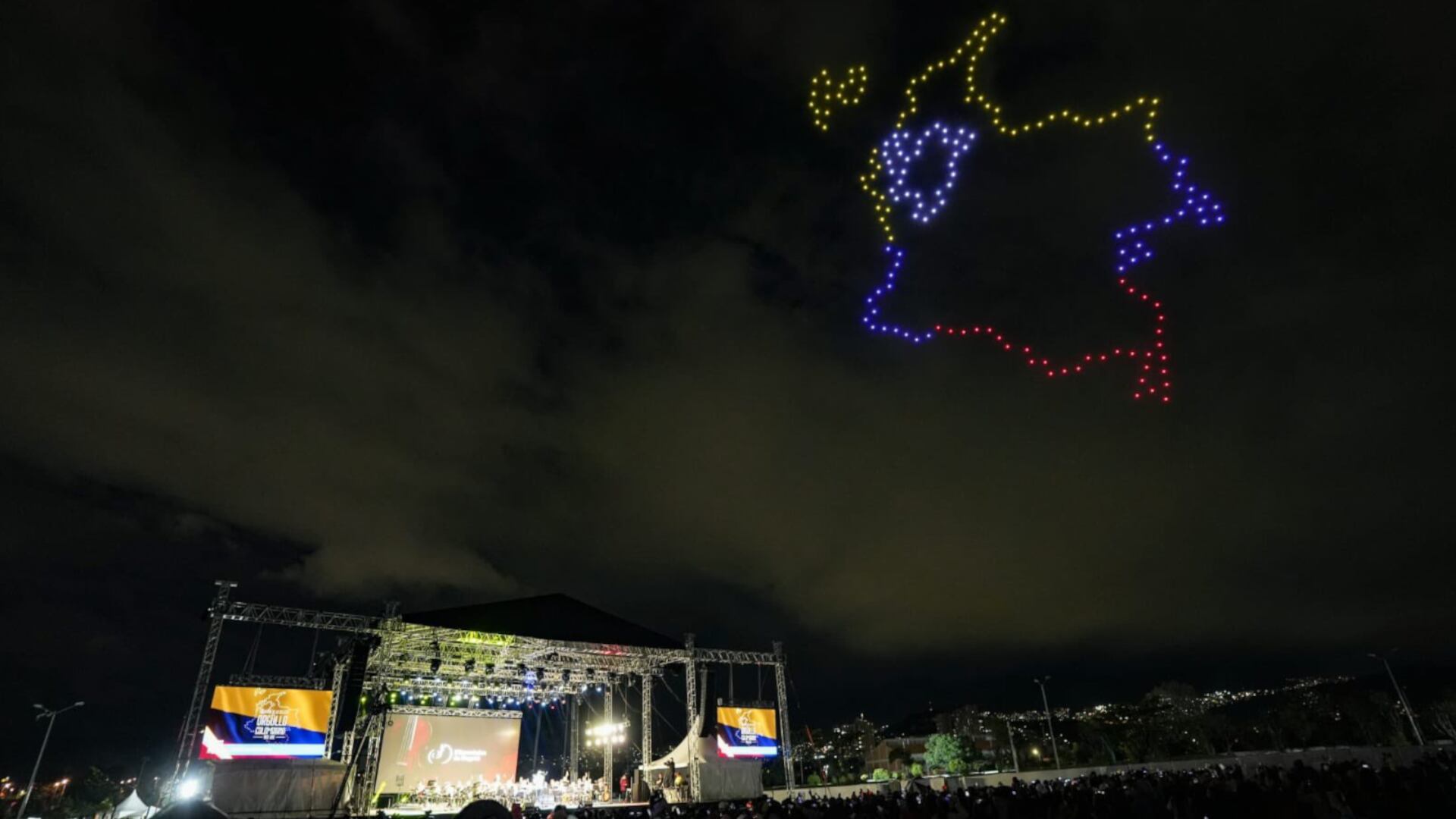 Con una presentación musical, que incluyó show de drones, la Orquesta Filarmónica de Bogotá conmemoró el 20 de julio. (Crédito: @filarmonibogota / X)