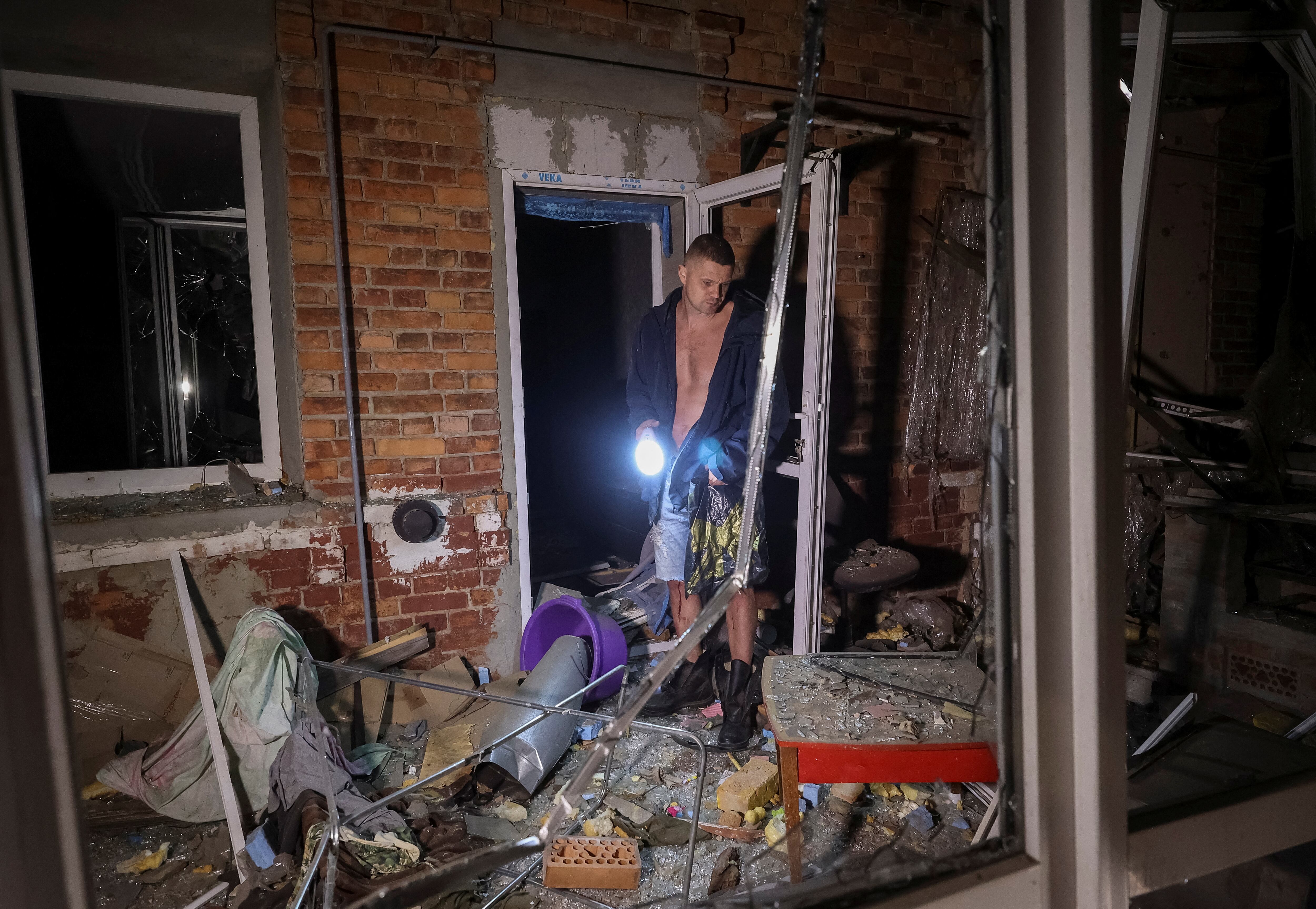 Docenas de residentes estaban durmiendo cuando el edificio fue golpeado. (REUTERS/Vyacheslav Madiyevskyy)