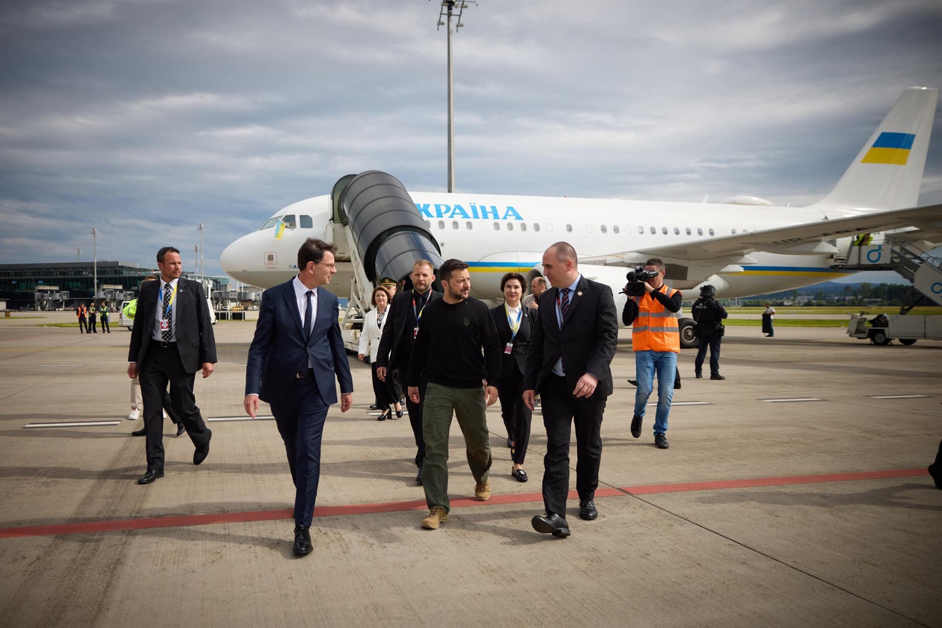 Zelensky llegó a Suiza para participar de la Cumbre de Paz Global por Ucrania (X: @ZelenskyyUa)