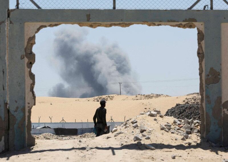 FOTO DE ARCHIVO: El humo se eleva tras los ataques israelíes, en Khan Younis, en el sur de la Franja de Gaza, el 8 de agosto de 2024 (REUTERS/Hatem Khaled/File Photo)