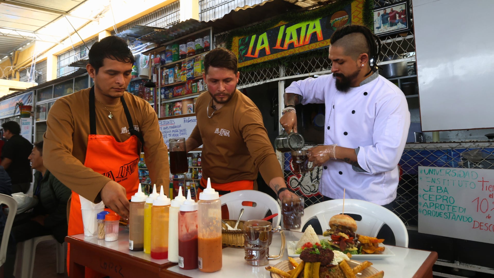 Fogones y esperanza: el espacio donde los internos de Castro Castro forjan sus nuevos destinos a través de la gastronomía.
Foto: Paula Elizalde.