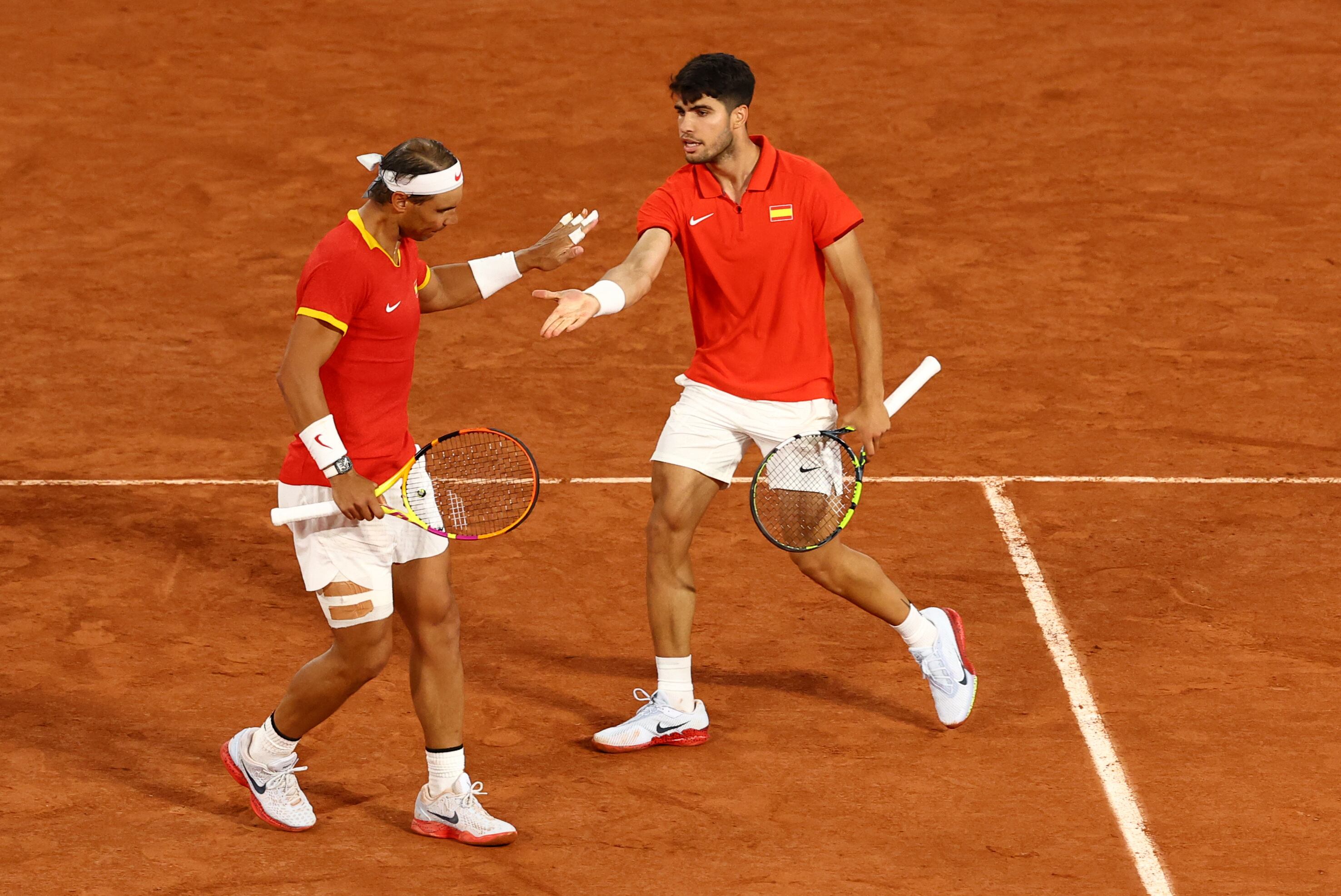 Los tenistas españoles Rafa Nadal y Carlos Alcaraz (REUTERS/Edgar Su)