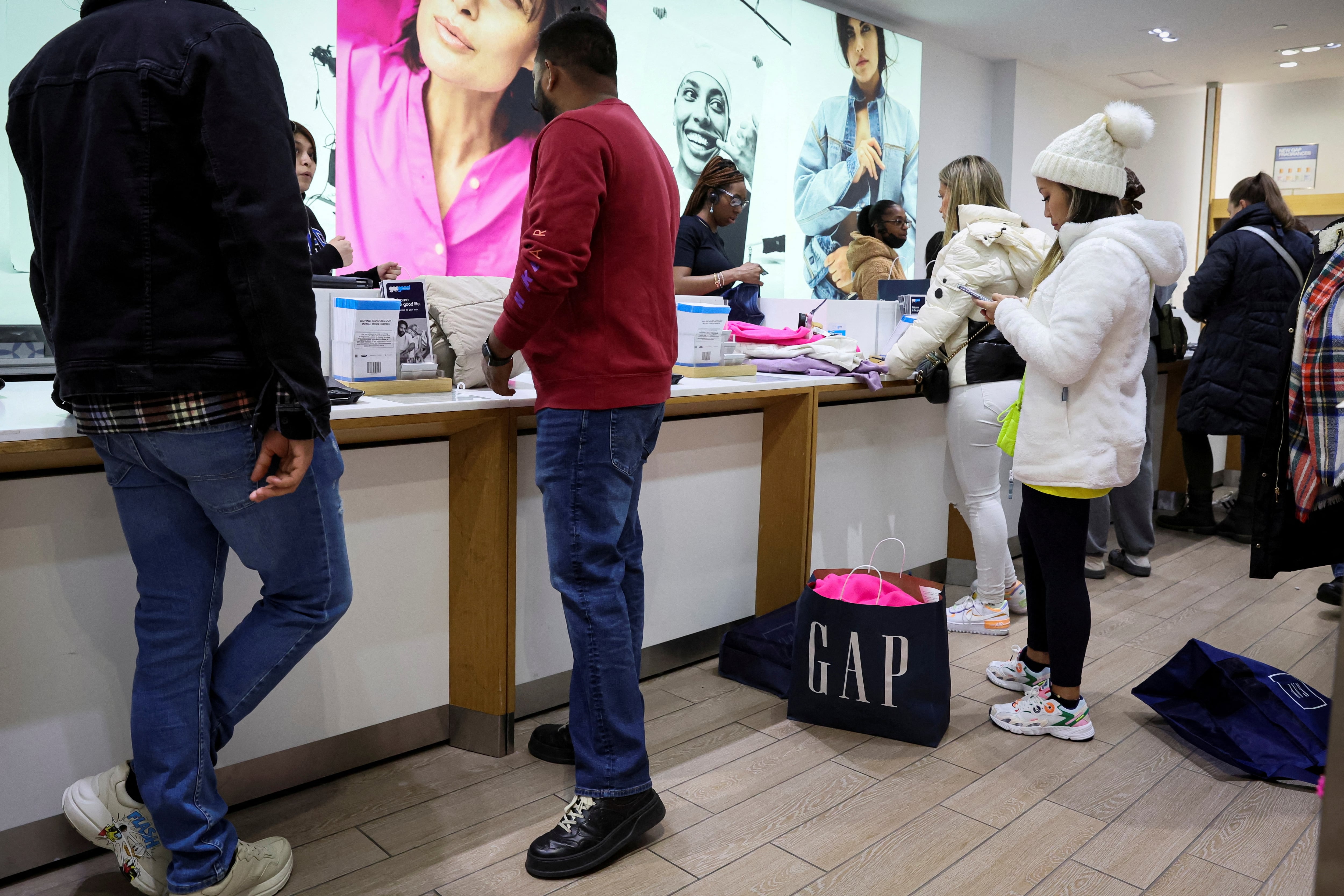 Los descuentos en electrónica y artículos deportivos atraerán a los consumidores durante las fiestas. (REUTERS/Brendan McDermid)