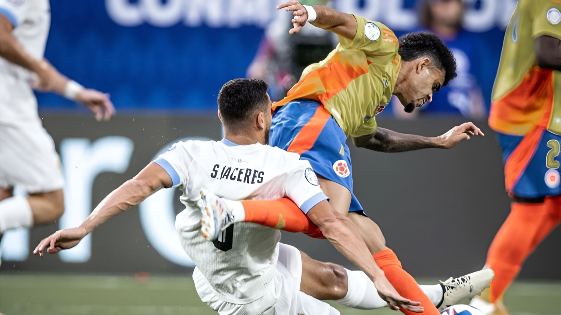 Sebastián Cáceres interviniendo a Luis Diaz luego de un regate del colombiano - crédito @aufoficial/Instagram