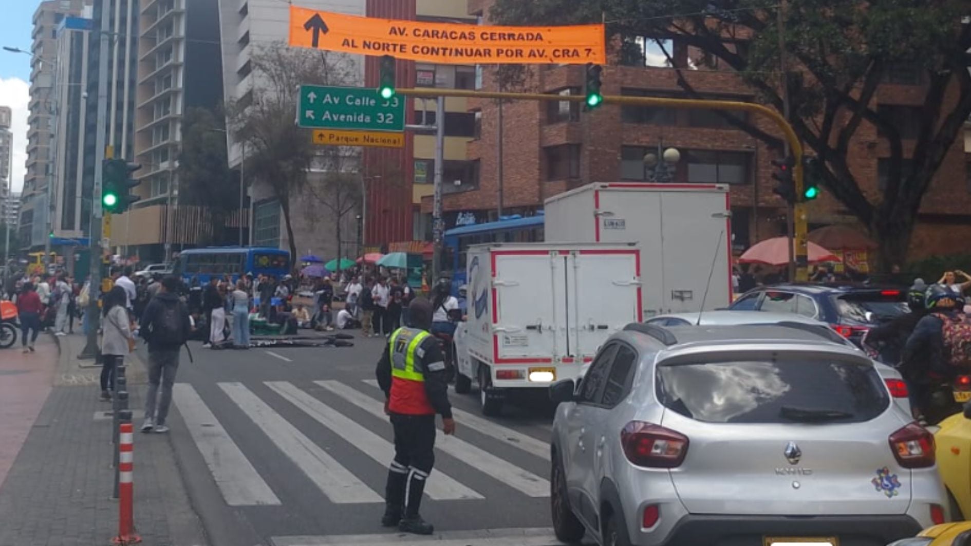 A planear rutas alternas para regresar a casa: manifestaciones en Bogotá tienen a varios servicios de buses del Sitp afectados y vías cerradas