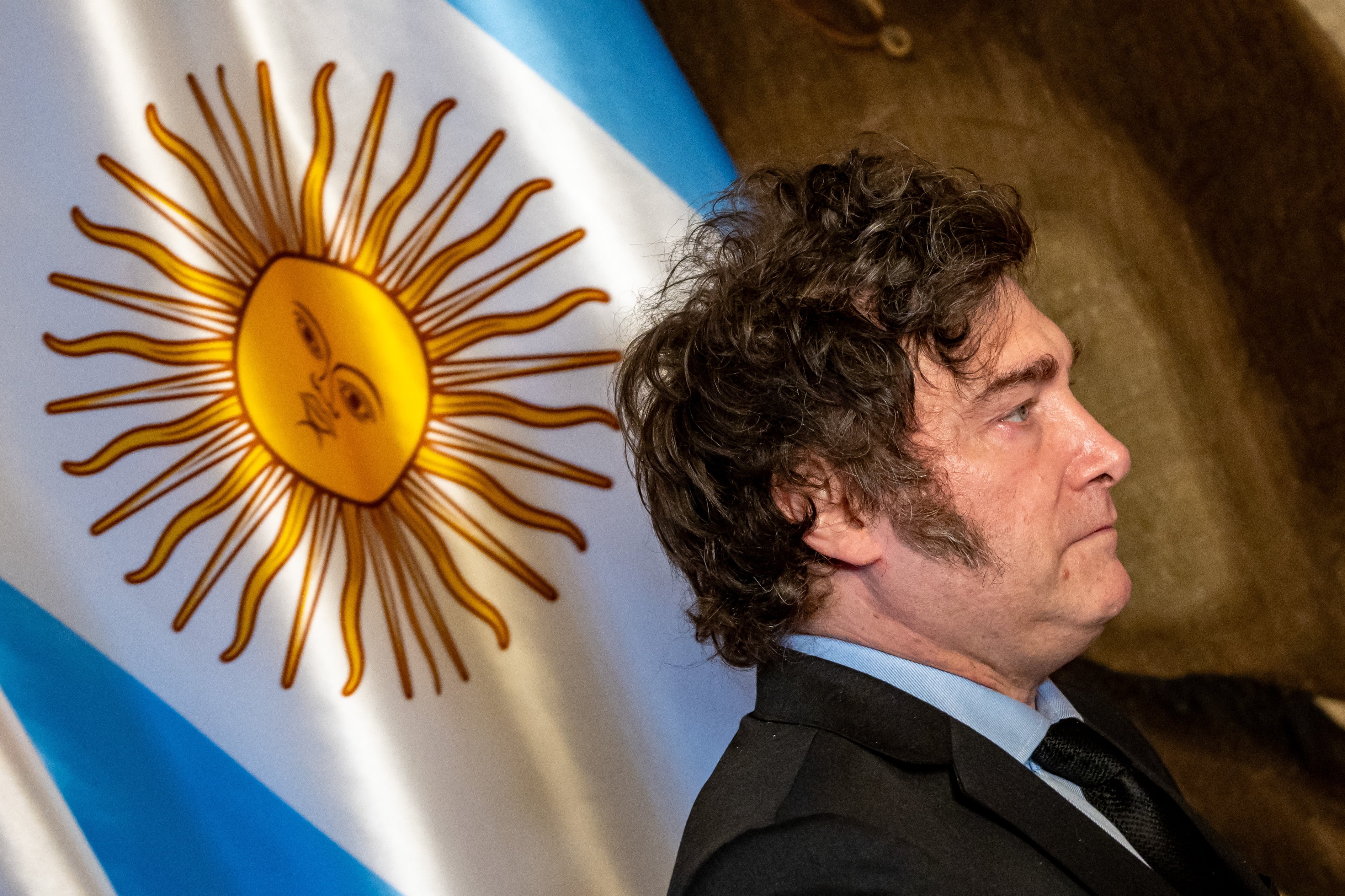 El Presidente de Argentina, Javier Milei, habla con los medios de comunicación en Praga, República Checa, el 24 de junio de 2024. EFE/MARTÍN DIVISEK 