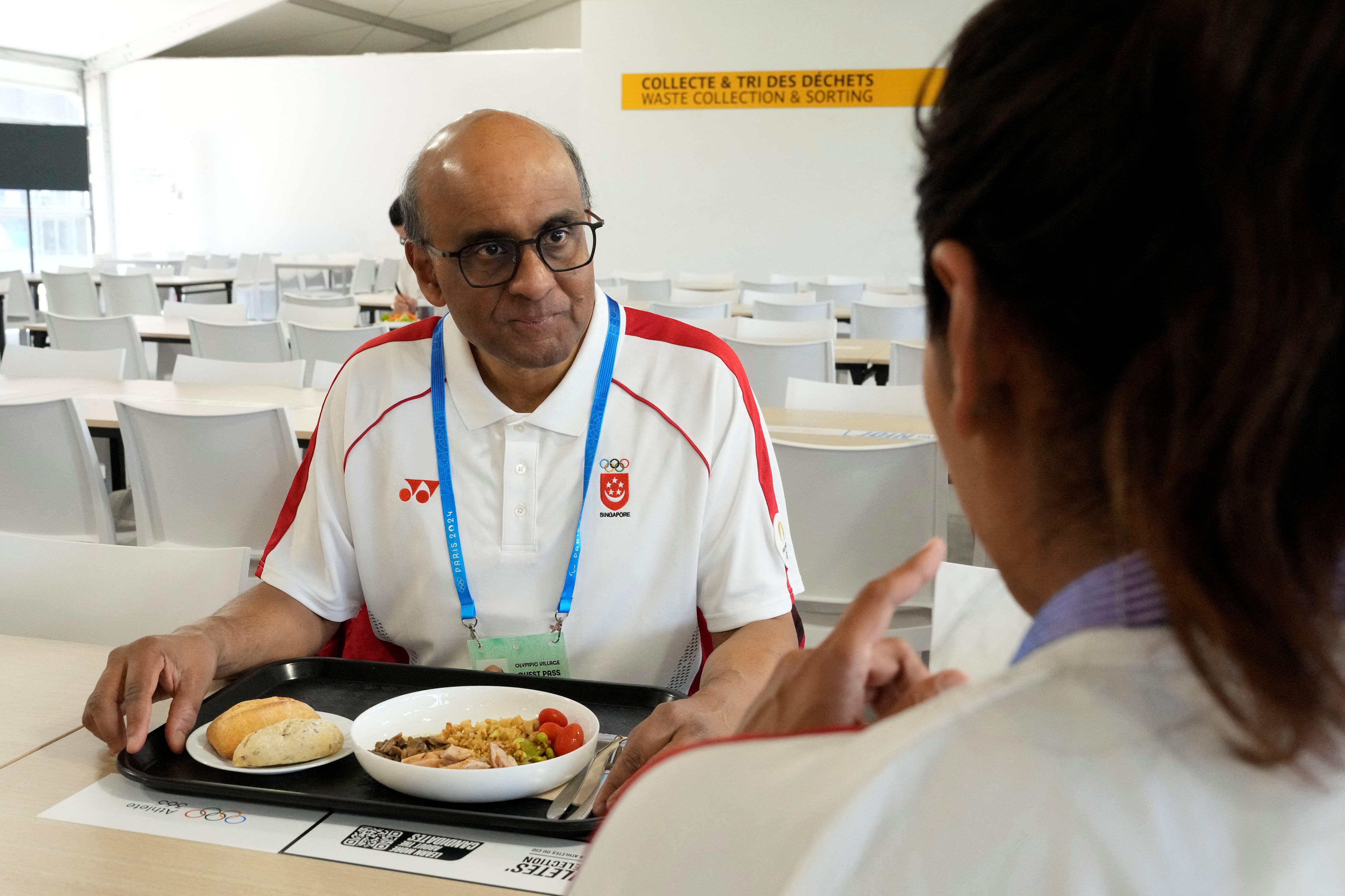 El presidente de Singapur Tharman Shanmugaratnam pasó por el comedor de la Villa Olímpica para consumir la dieta de los atletas (Michel Euler/Pool via REUTERS)