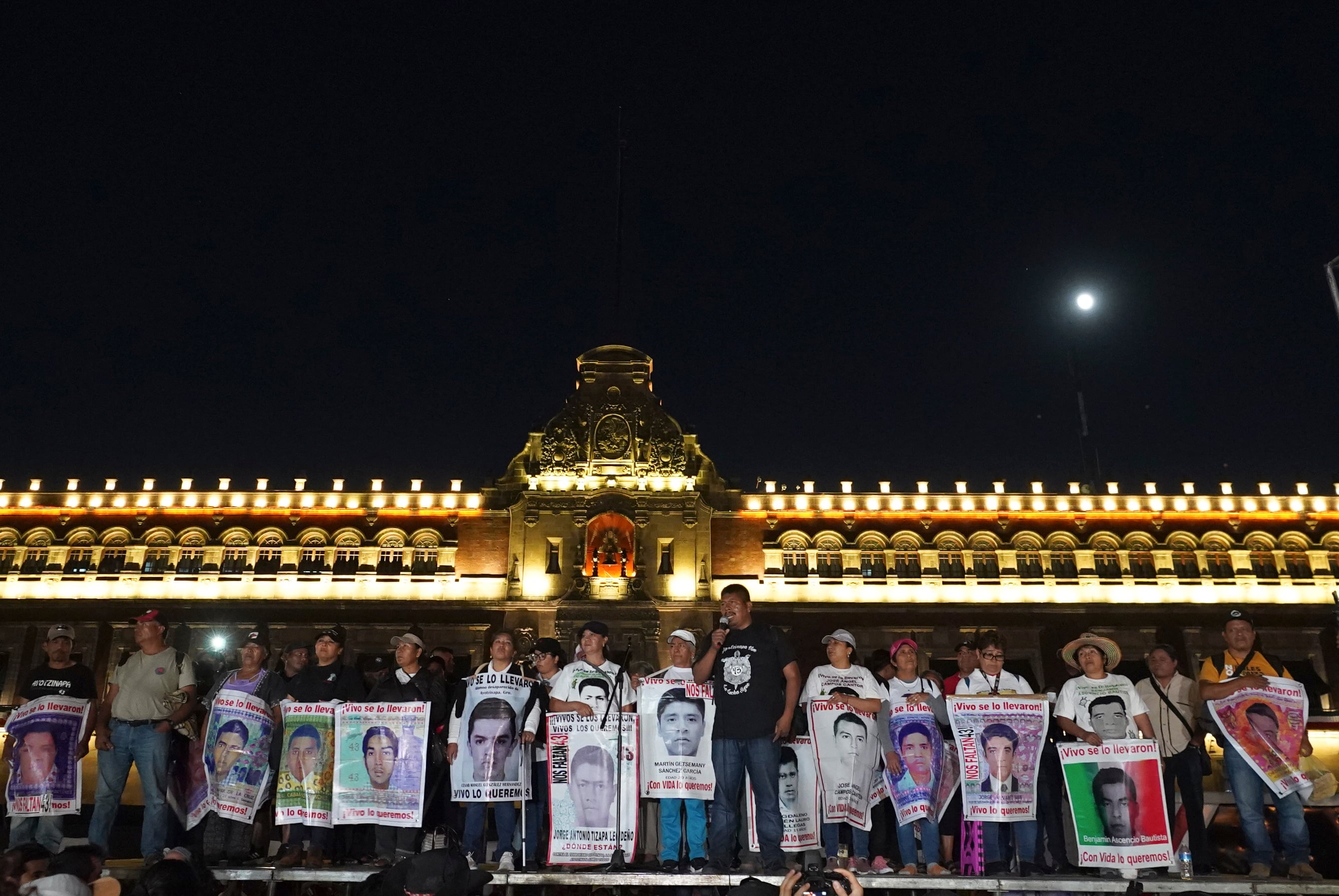 Familiares de los 43 estudiantes desaparecidos de Ayotzinapa en Palacio Nacional (AP Foto/Marco Ugarte, Archivo)