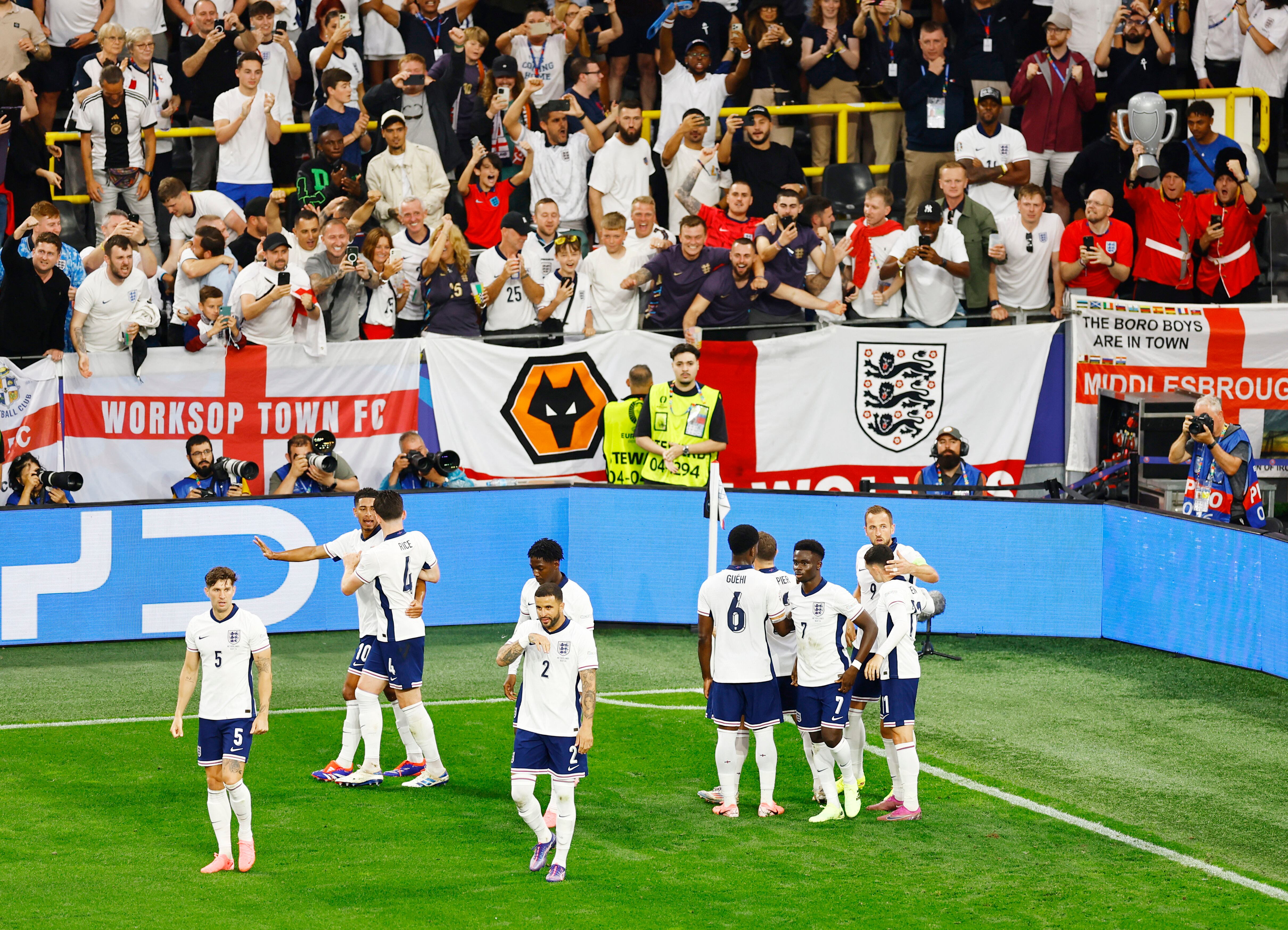 Los jugadores de Inglaterra celebrar un gol ante Países Bajos en la semifinales de la Eurocopa (REUTERS/Leon Kuegeler)