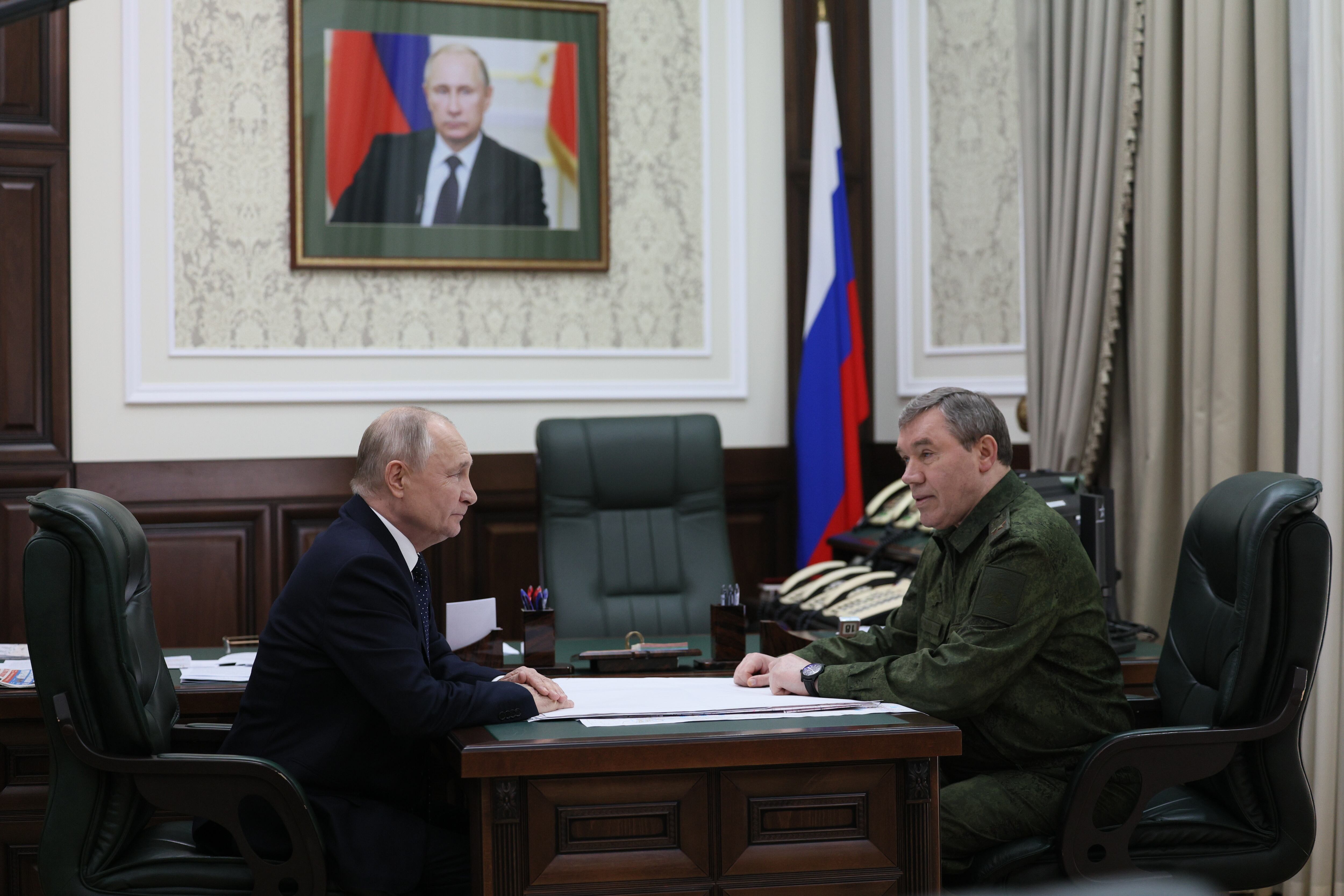 El presidente ruso, Vladimir Putin, habla con el jefe del Estado Mayor de las Fuerzas Armadas de la Federación Rusa, Valeri Gerasimov (EFE/EPA/GAVRIIL GRIGOROV/KREMLIN)