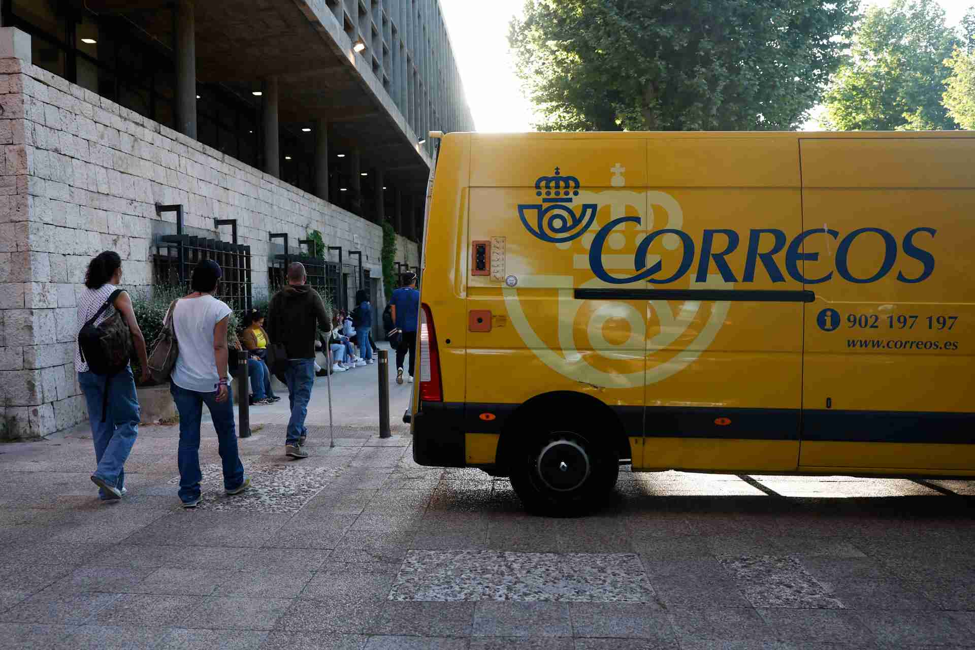 La furgoneta de un repartidor de Correos (EFE).