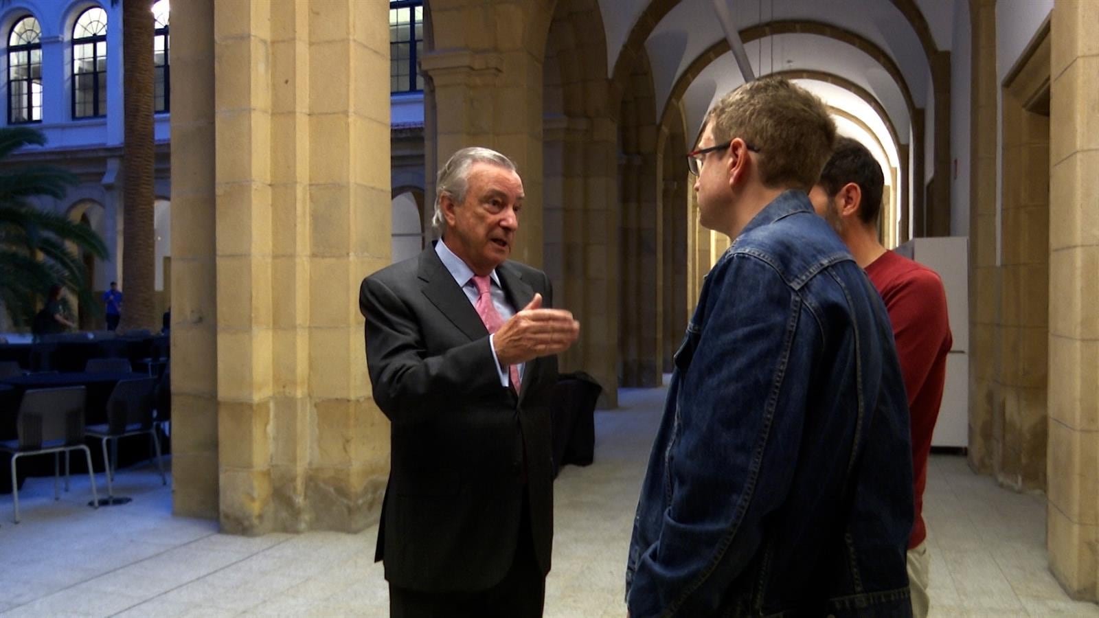 El exdirector del CNI, Jorge Dezcallar (i), en el claustro de la Universidad de Deusto, en Bilbao. (Europa Press)
