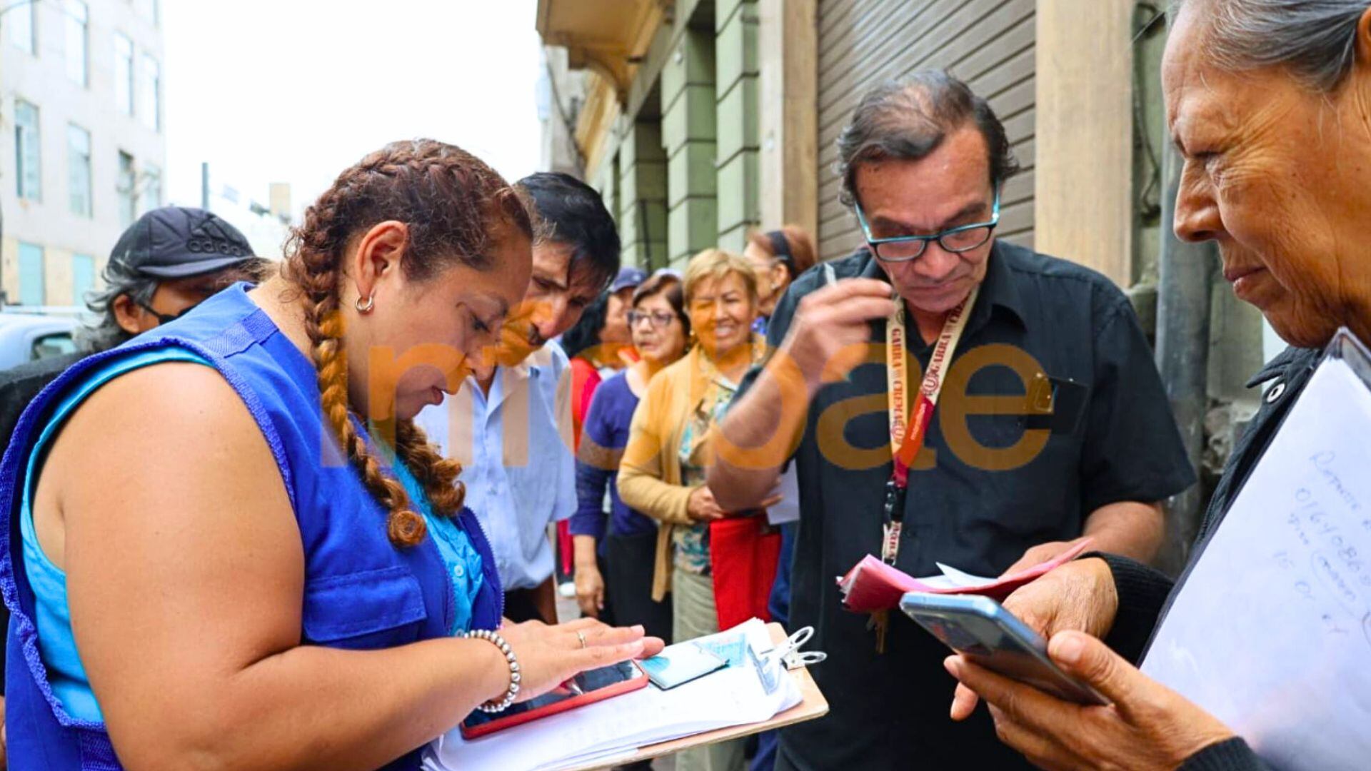 Fonavistas haciendo cola para pago del Fonavi y representante de la secretaría técnica